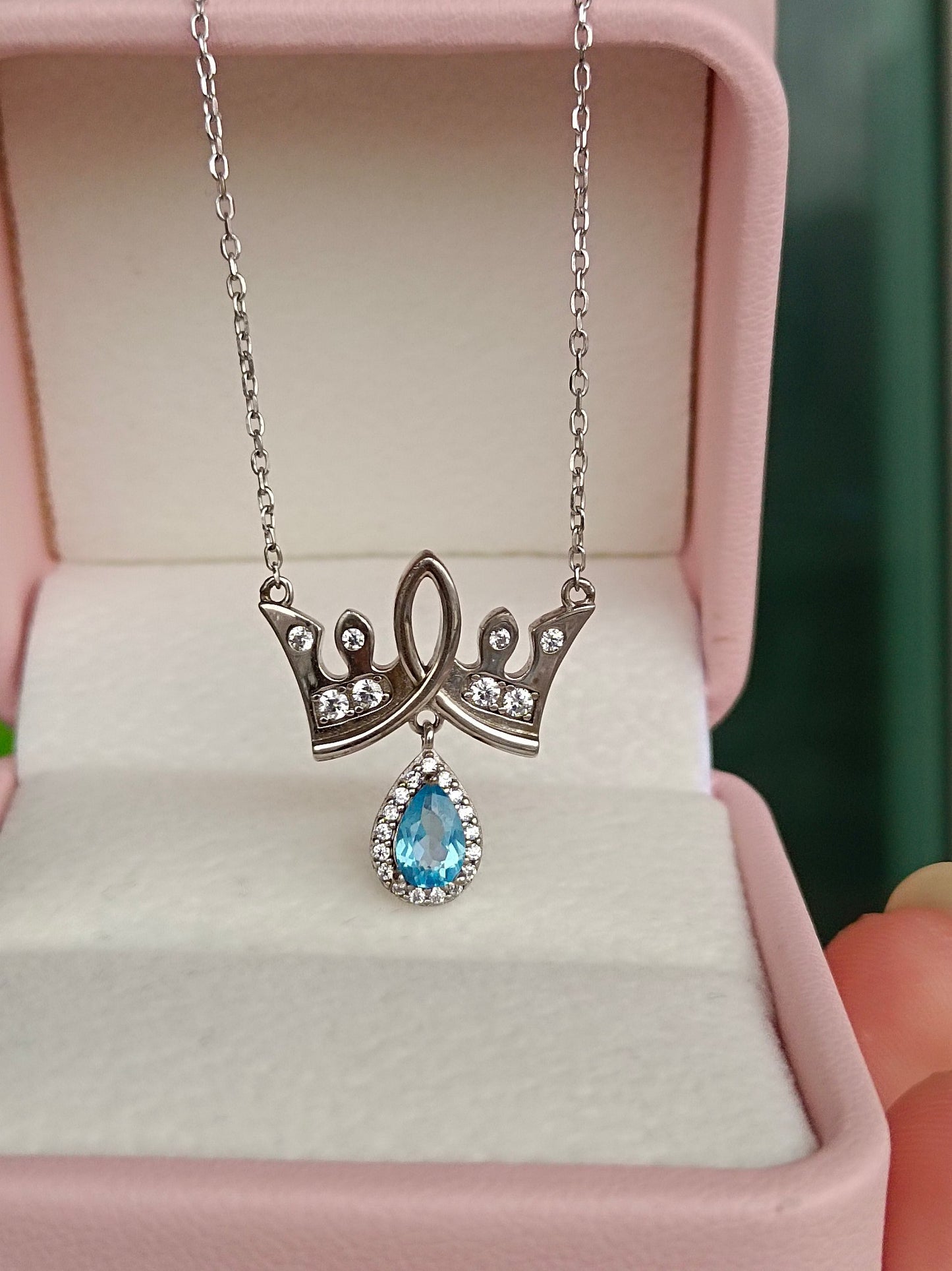Collana con corona di topazio naturale: un simbolo di felicità in gioielleria