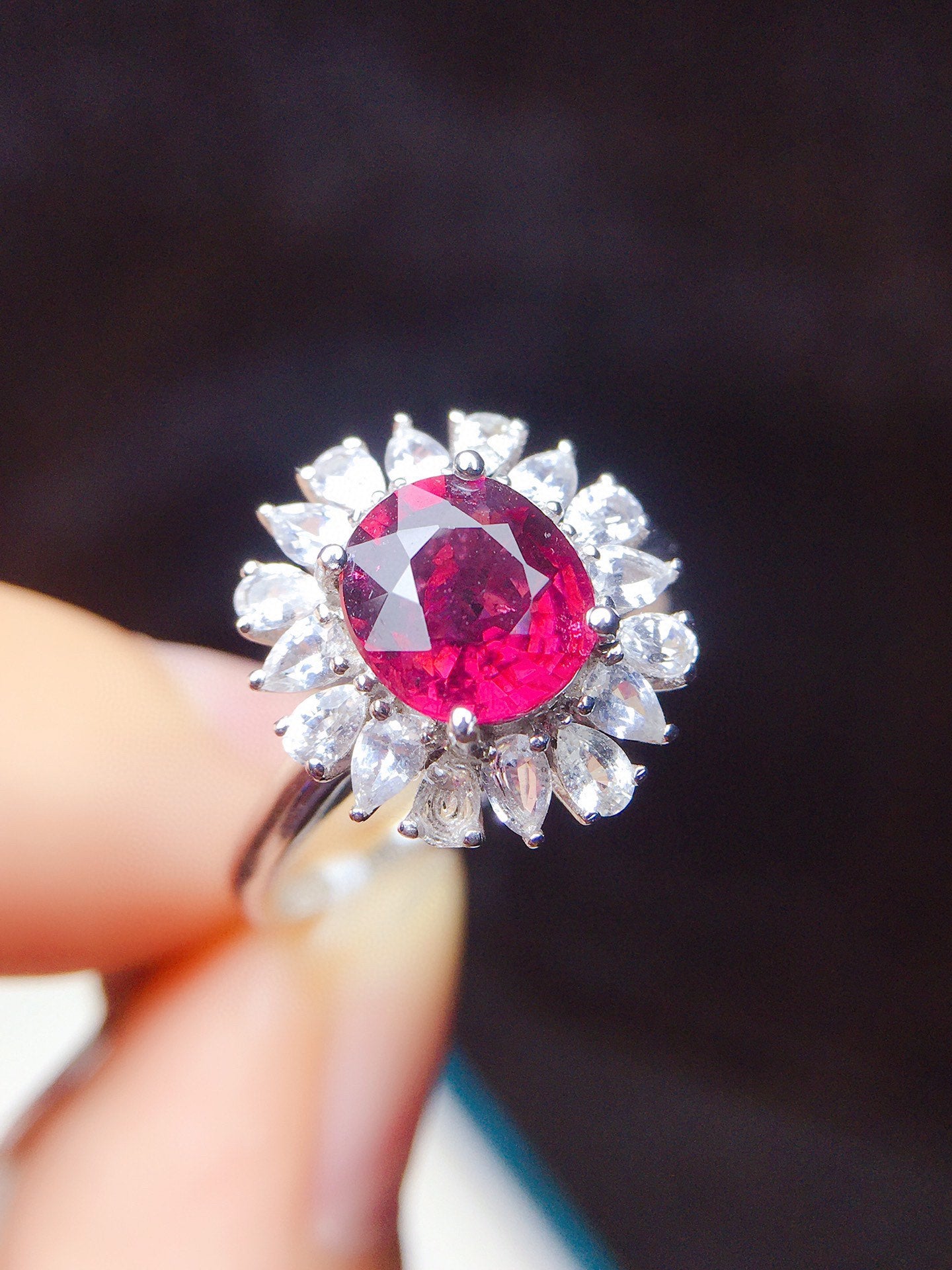 Anillo de Turmalina Natural con Oro de 18k e Incrustación de Diamantes - Joyería Exquisita