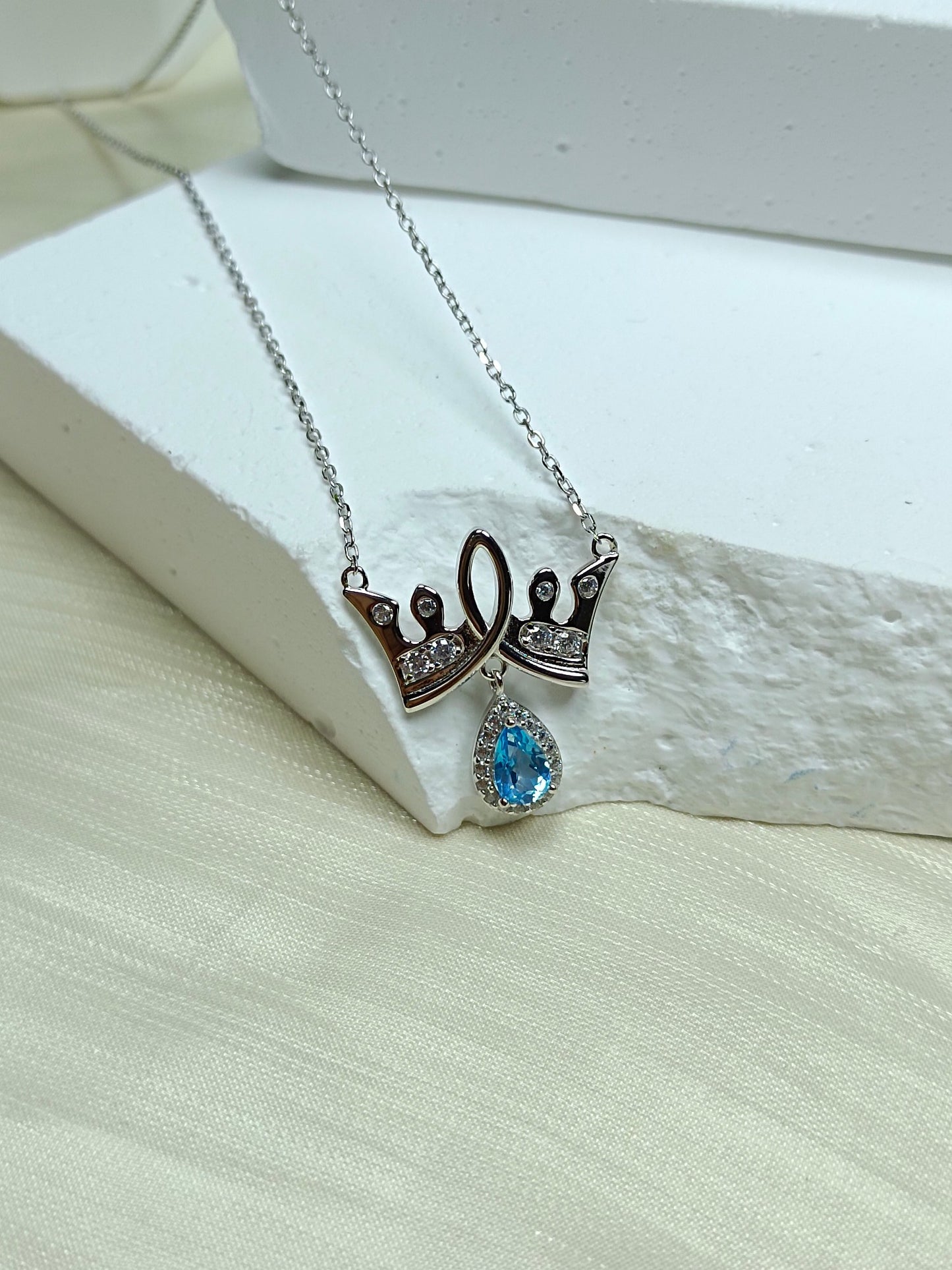 Squisita collana con pendente a forma di corona in argento sterling S925 con topazio, realizzata con tecnica in oro 18 carati - I gioielli della principessa fuggita