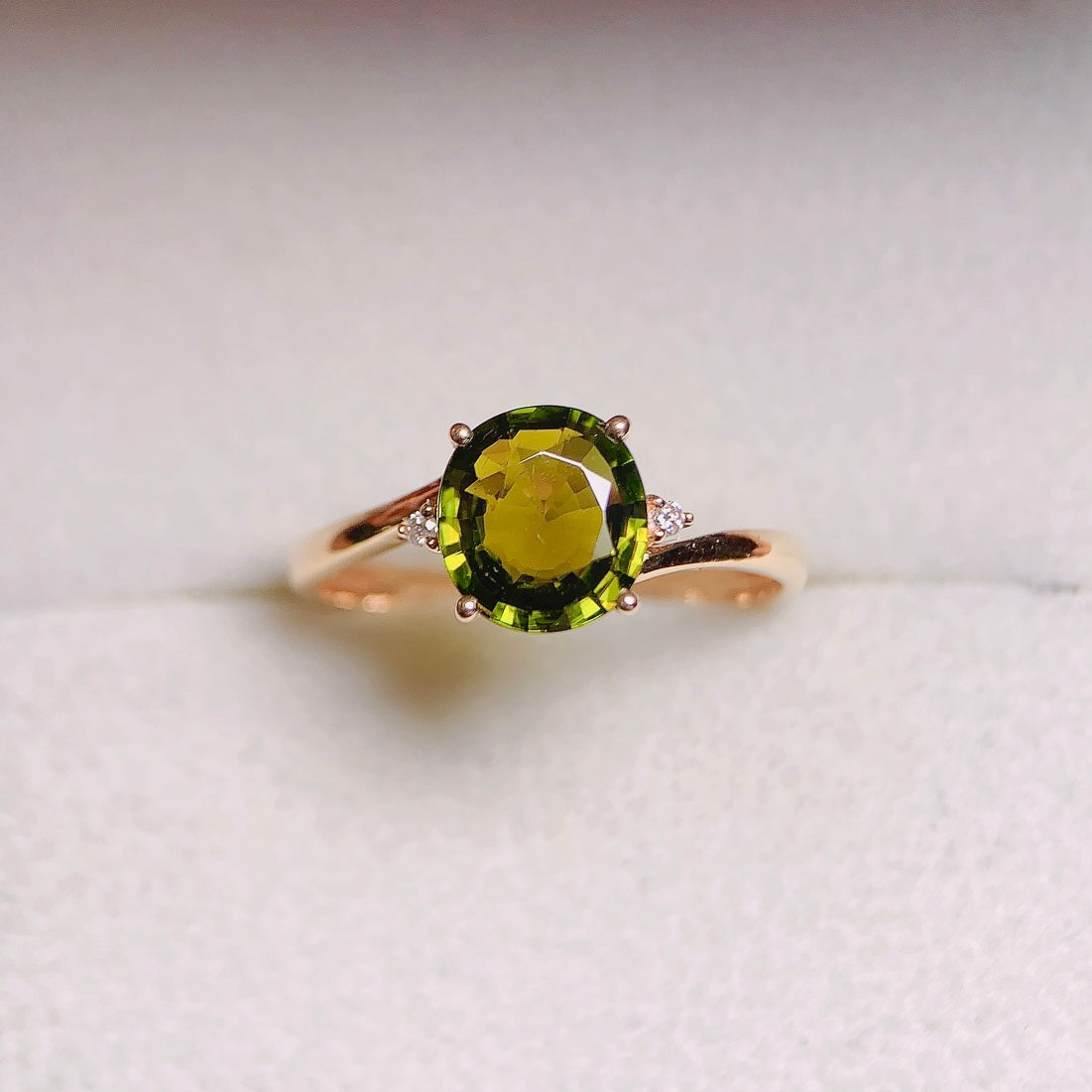 Anillo de Turmalina Natural en Oro de 18K con Detalles de Diamantes - Joyería Exquisita