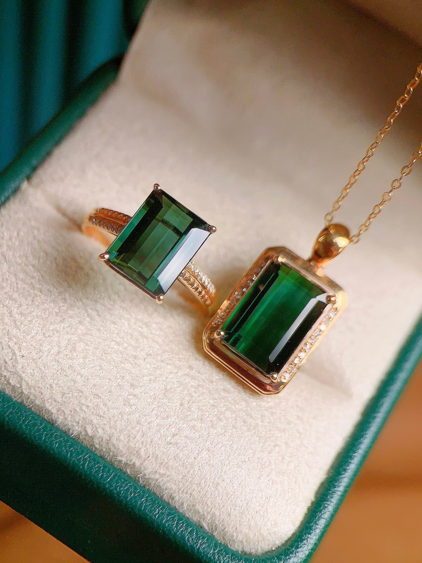 Exquisites Set aus 18-karätigem Gold und Diamanten mit eingebettetem Bixbite-Ring und Anhänger (Kette nicht im Lieferumfang enthalten) – Schmuckangebot