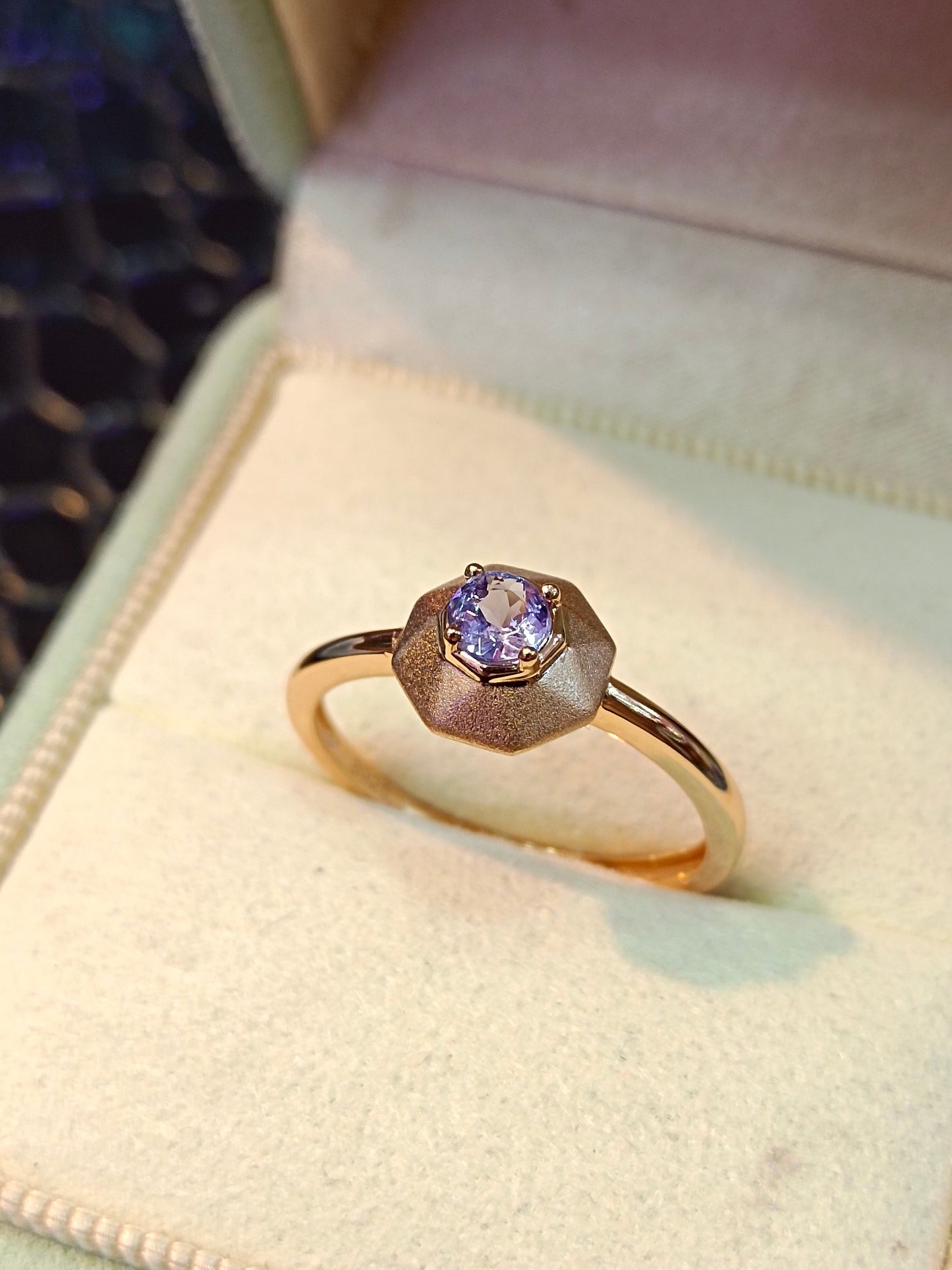 Anello con tanzanite in argento sterling S925 con lavorazione artigianale con incastonatura in oro 18 carati
