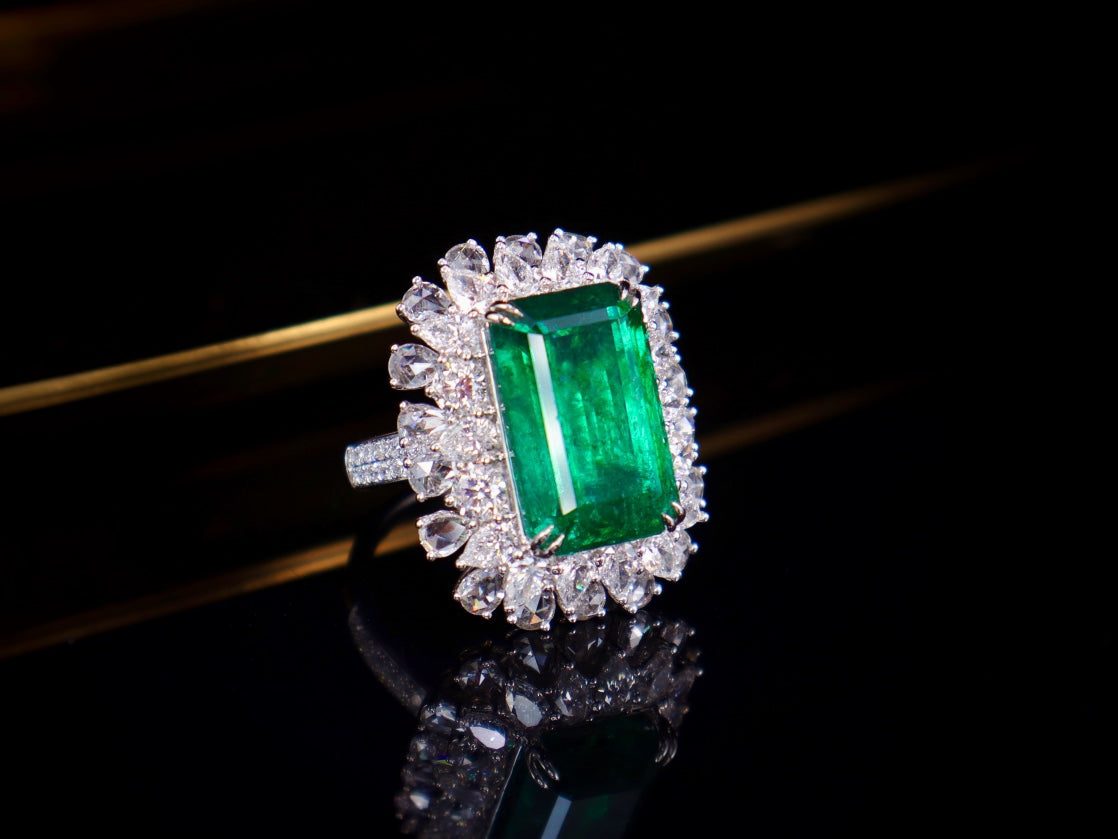 Emerald Ring Splendor: 9.58ct Grand Luxury Jewelry Piece
