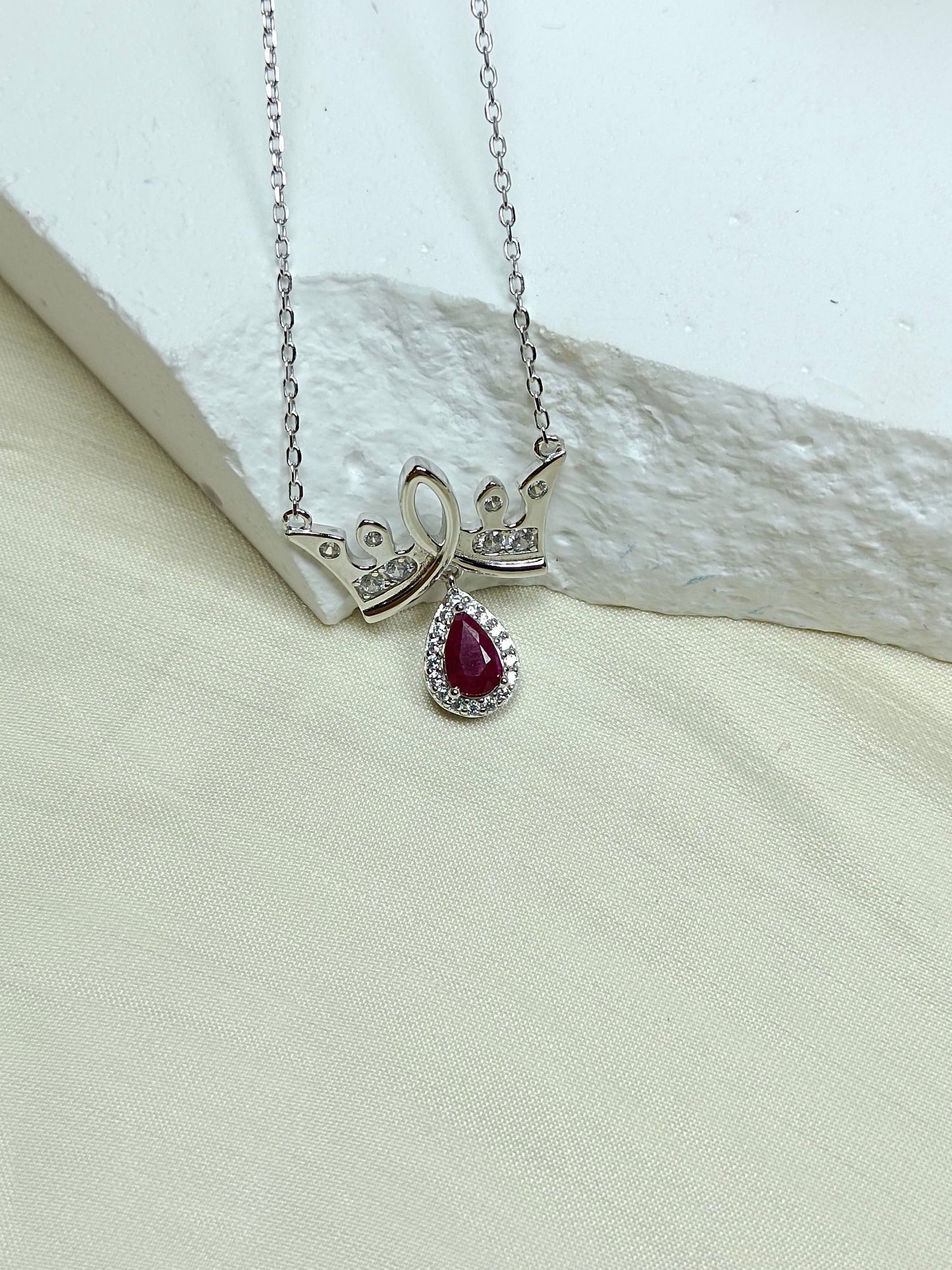 Utsøkt S925 Sterling Sølv Ruby Crown Halskjede med 18K gull håndverk - smykker for den selvsikre prinsessen