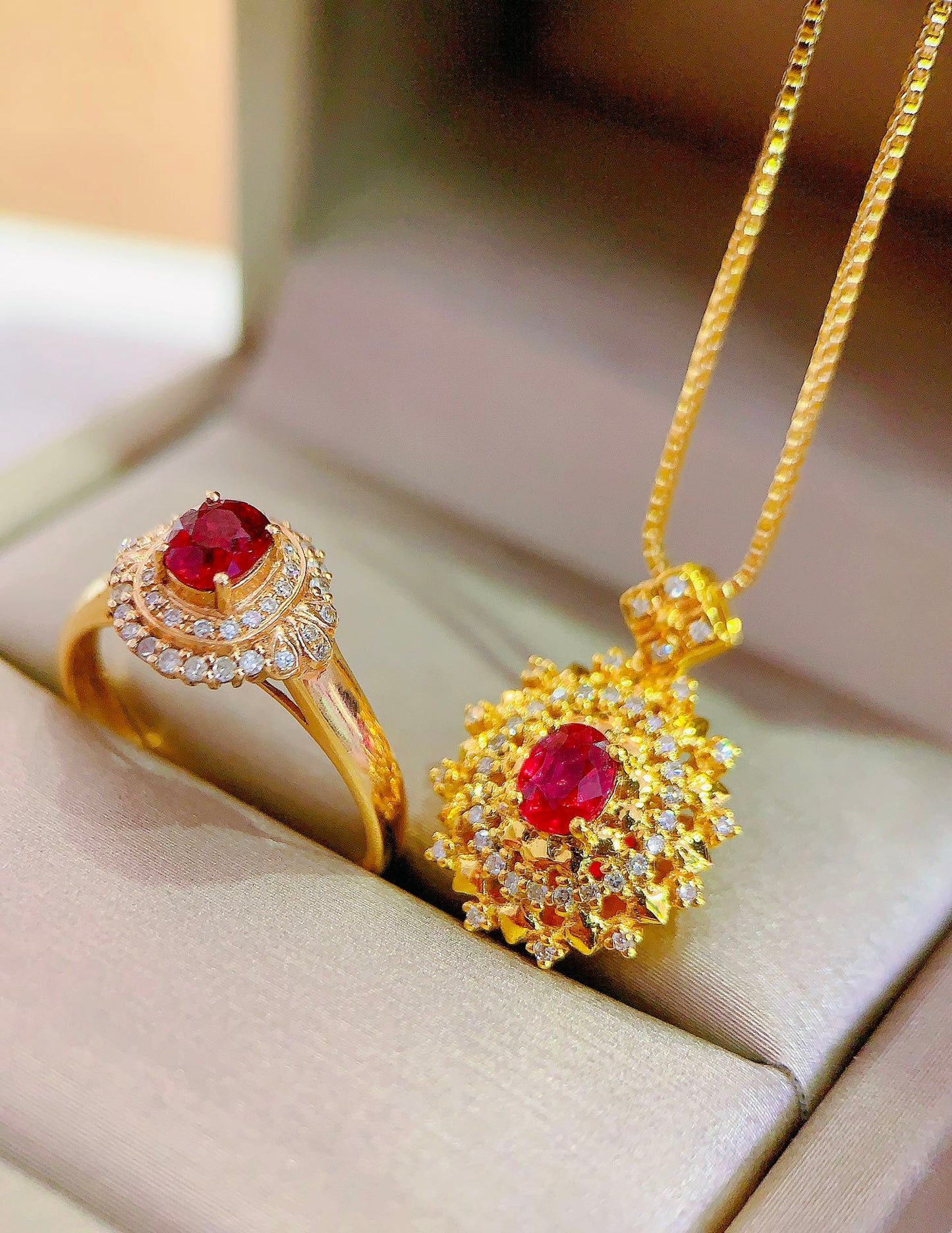Exklusives Doppel-11-Schmuckset: Ring und Anhänger aus 18 Karat Gold mit Rubin und Diamant