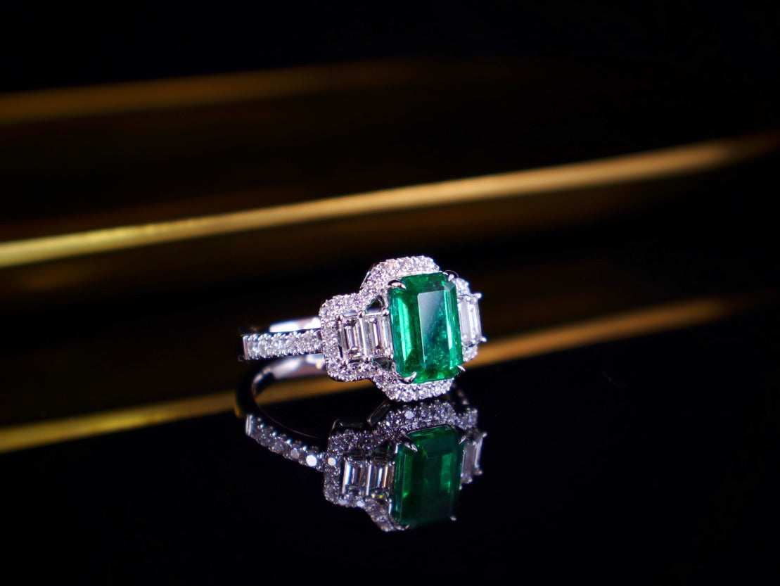 Anello con smeraldo: gioiello di alta qualità per ogni occasione
