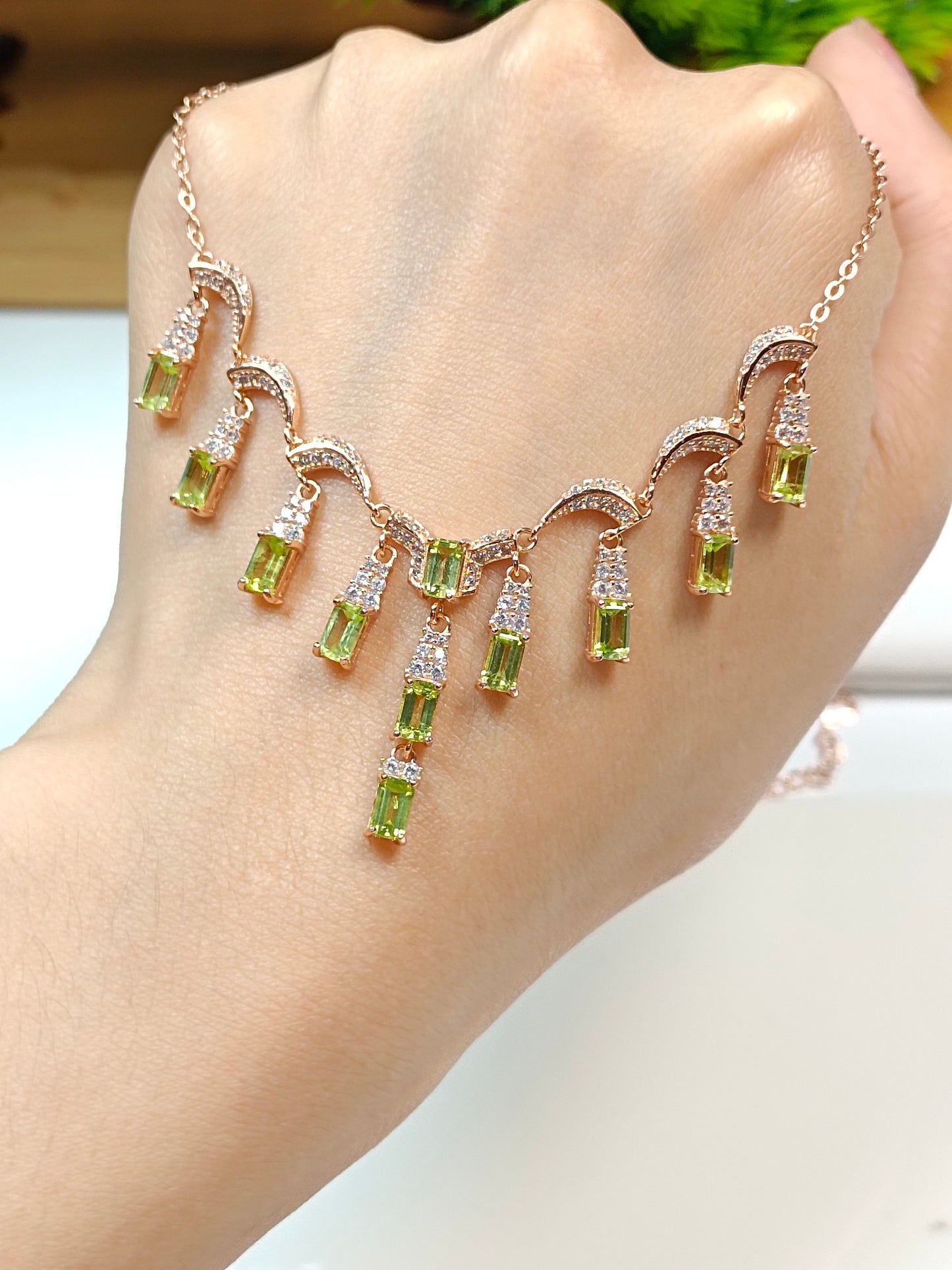 Elegant S925 Silver Embedded Peridot Column Halsband - Fina smycken