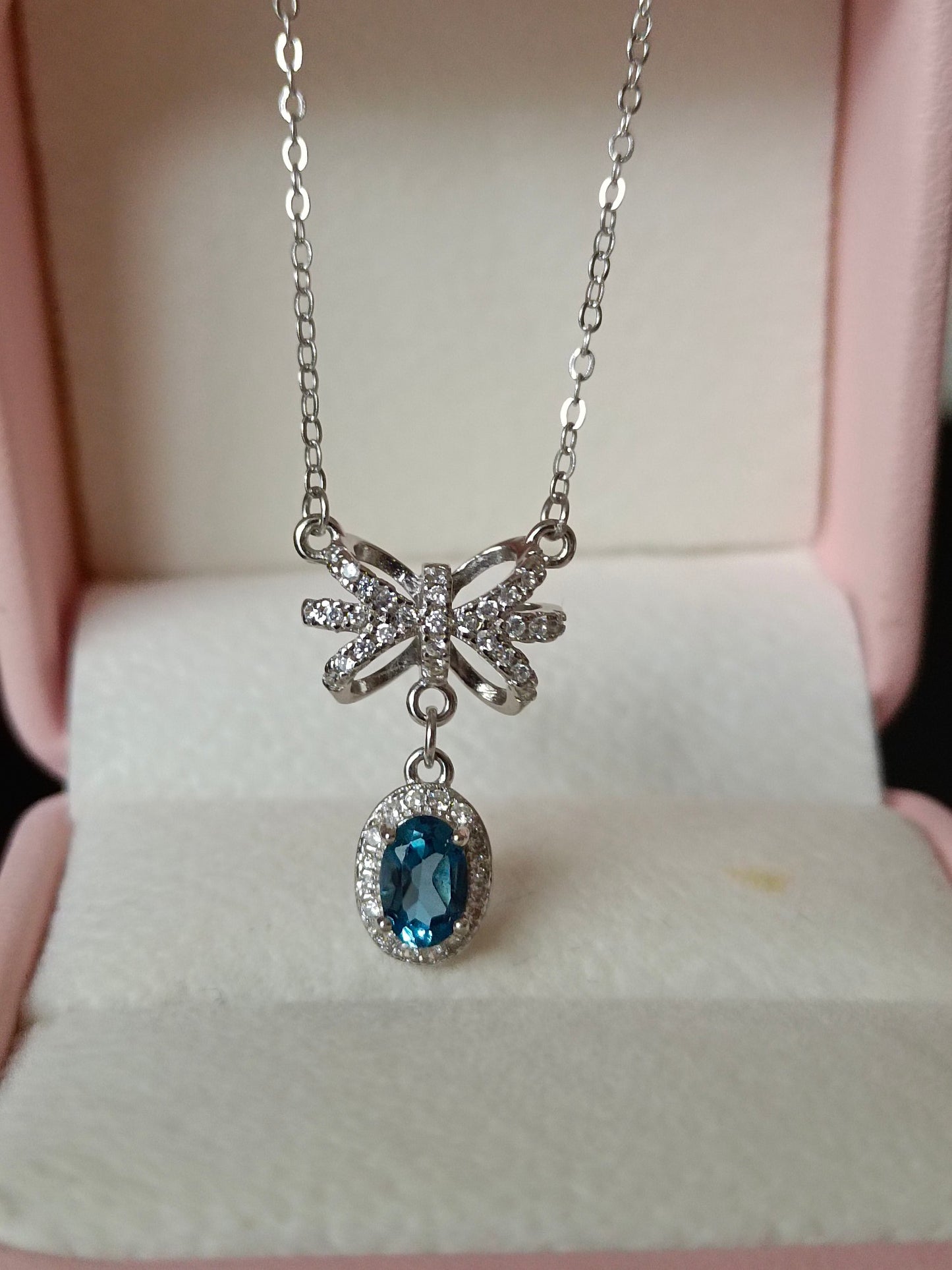 London Blue Topaz Bow anheng Halskjede - minimalistiske og elegante smykker