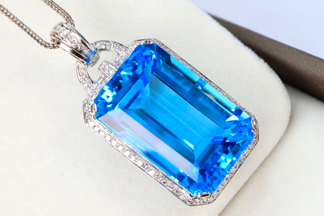 Perhiasan Liontin Topaz Biru Swiss Alami Emas 18K dan Berlian yang indah