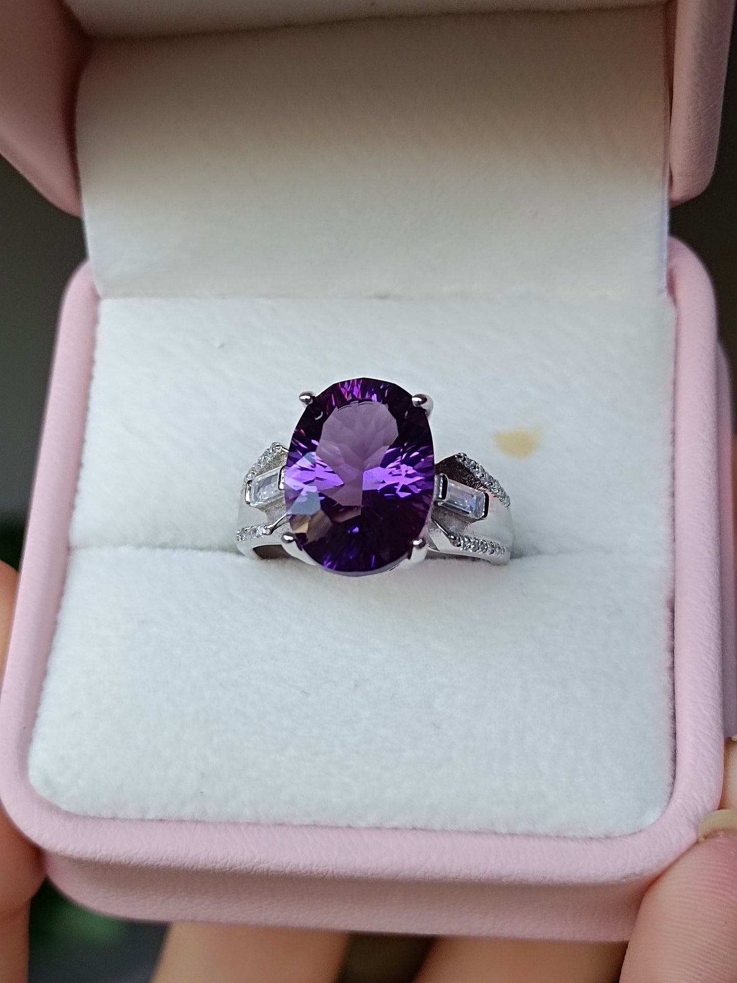 Luxurious Natural Amethyst Ring - A Jewel of Elegance and Taste