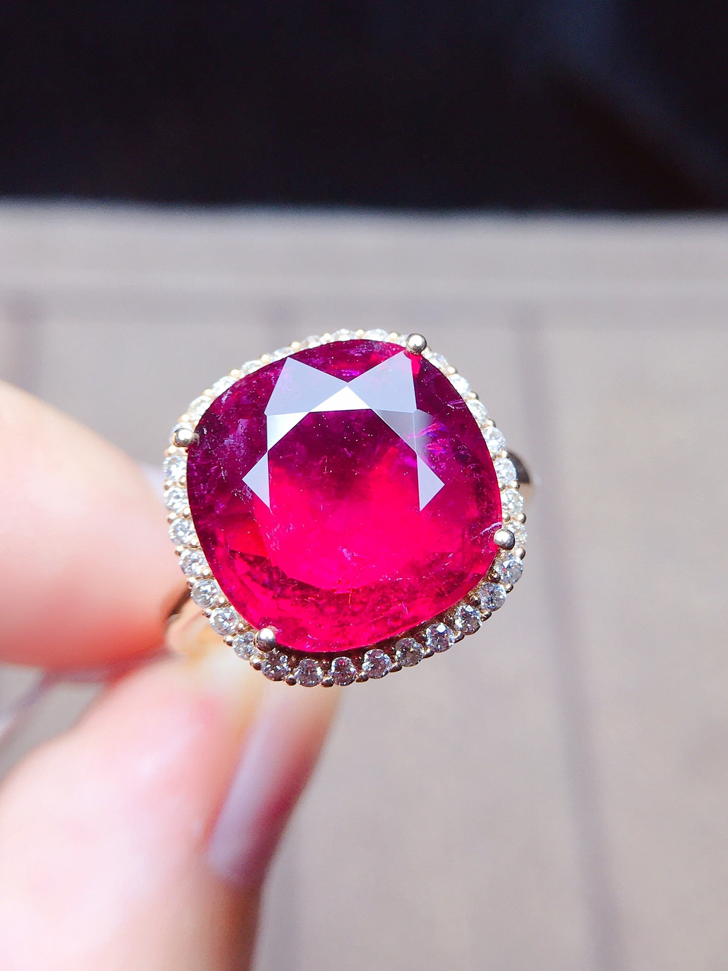Natürlicher Turmalinring aus 18 Karat Gold mit Diamantakzenten – exquisiter Schmuck