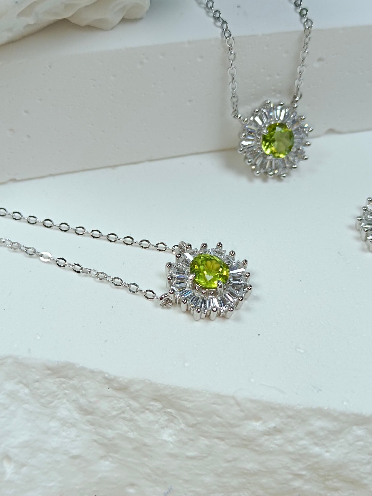 Collana con pendente in argento S925 con peridoto incorporato - Design girasole