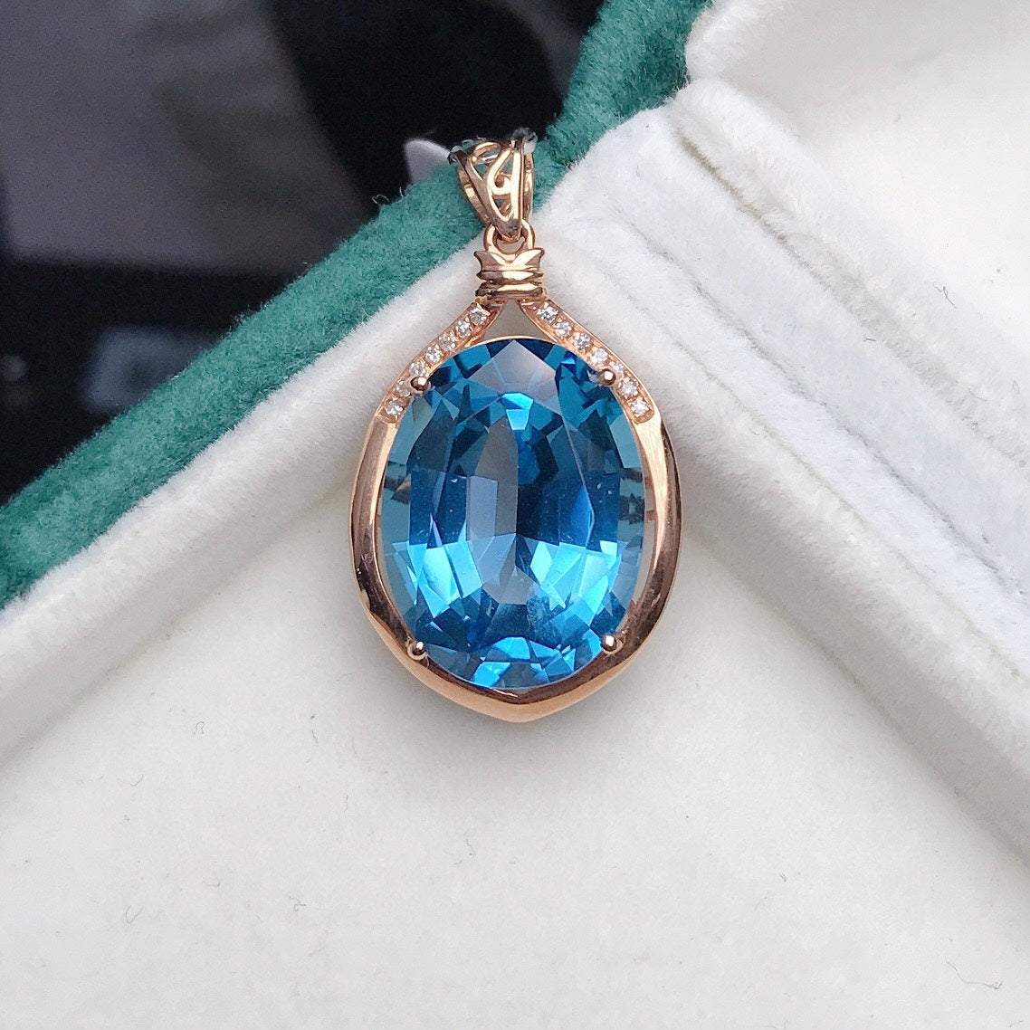 Natural Topaz Pendant Jewelry with 18K Gold and Diamond Accents