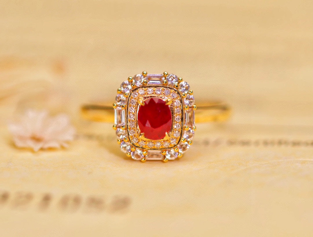 Luxusschmuck: Rubinring aus 18 Karat Gold mit Diamantakzenten