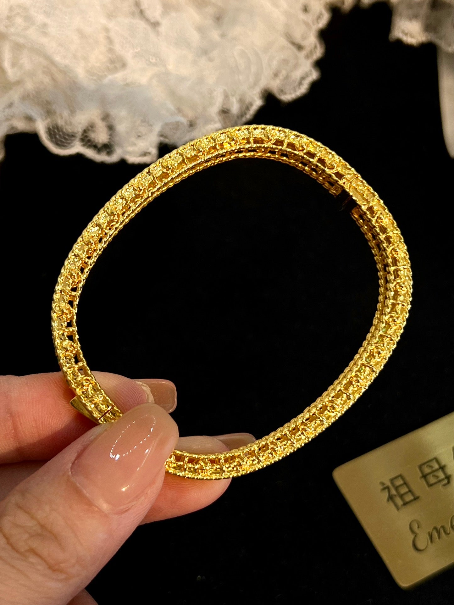 Vintageinspirerat smaragdarmband i 18K guld - ett tidlöst smycke