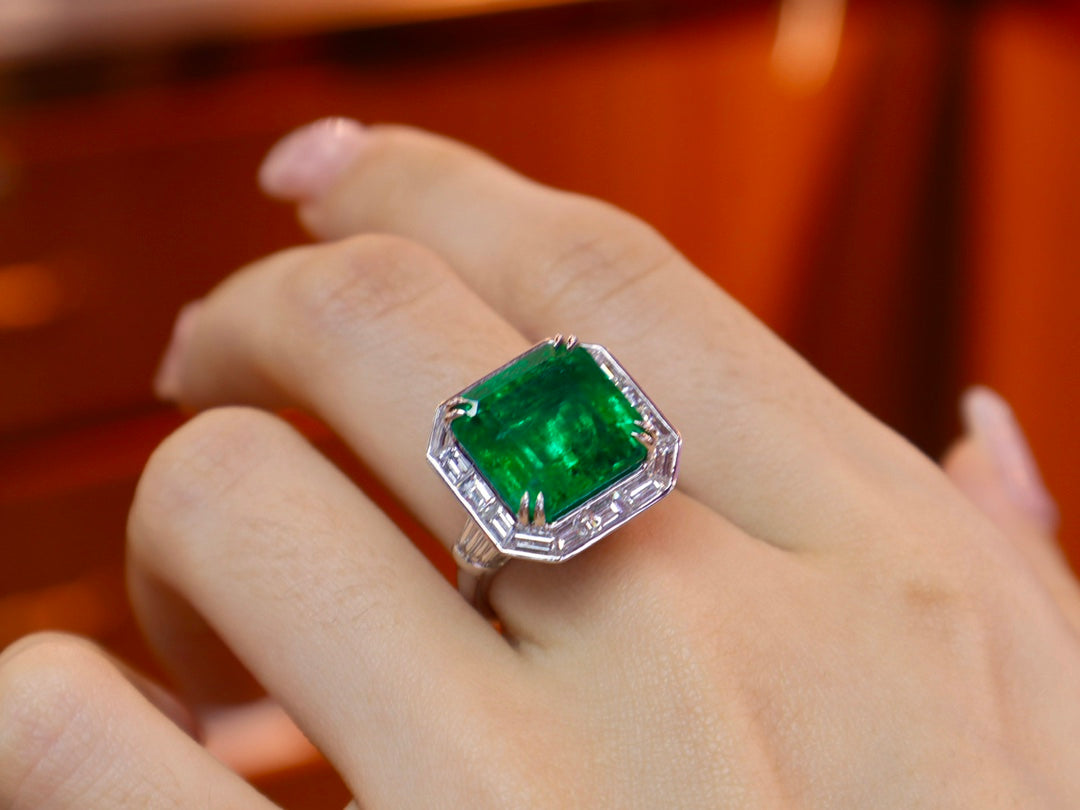 Luxurious 10.66ct Emerald Ring - A Masterpiece of Jewelry