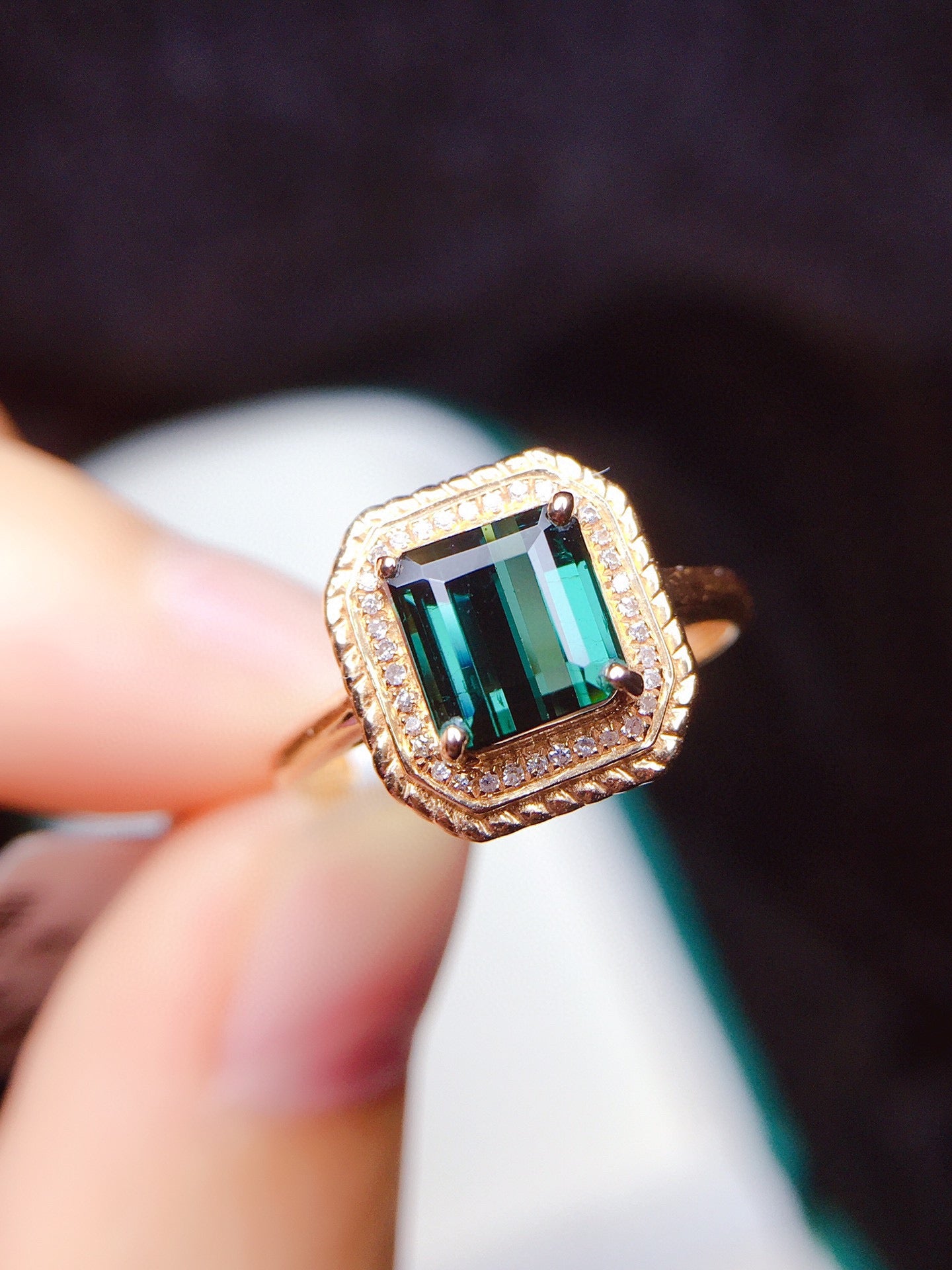 Anillo de Turmalina Natural - Exquisita Joyería de Oro y Diamantes de 18k