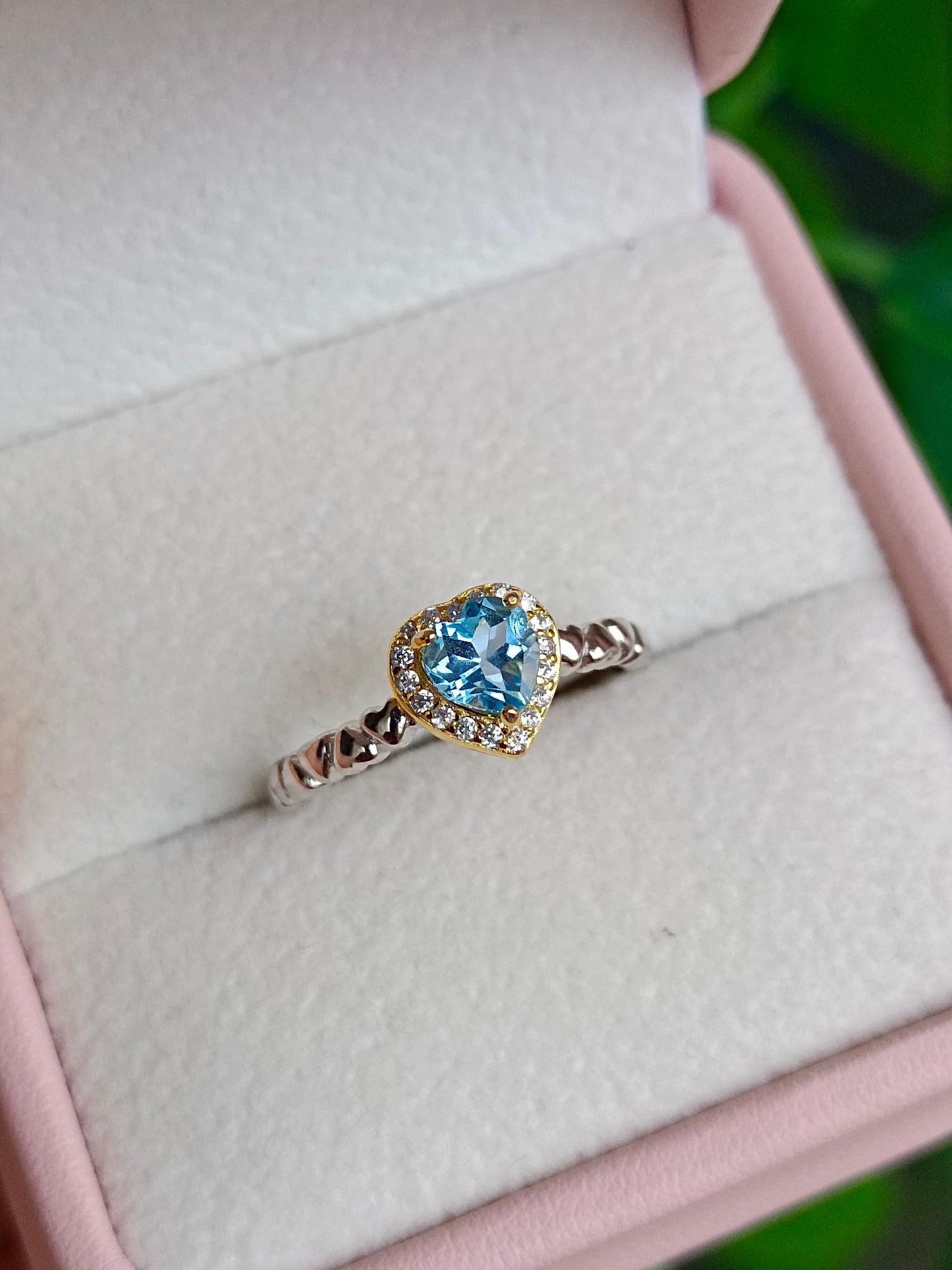 Elegante anello svizzero con topazio azzurro a forma di cuore - Gioiello unico