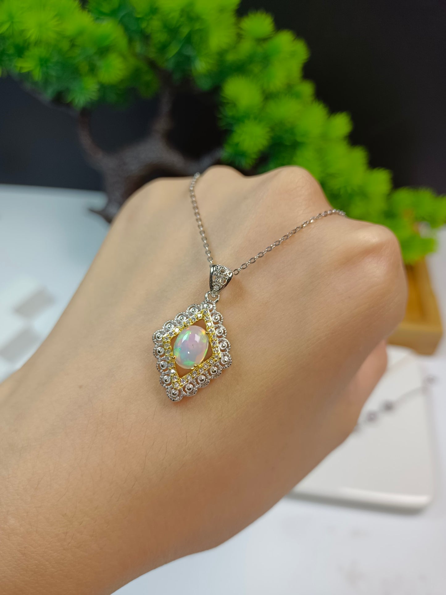 S925 Silver Embedded Opal Rhombus Pendant - Ny Chanel-stil Elegant Colored Gem Pendant smykker