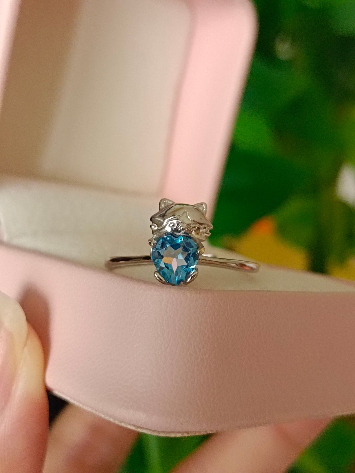 Anello a cuore con orsetto con topazio naturale: un romantico gioiello blu oceano