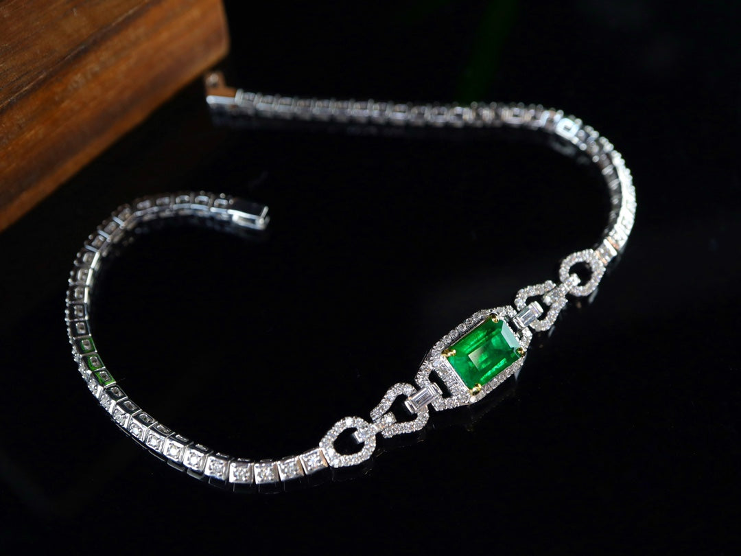 Elegantes Smaragd-Armband: Ein Hauch von Luxusschmuck