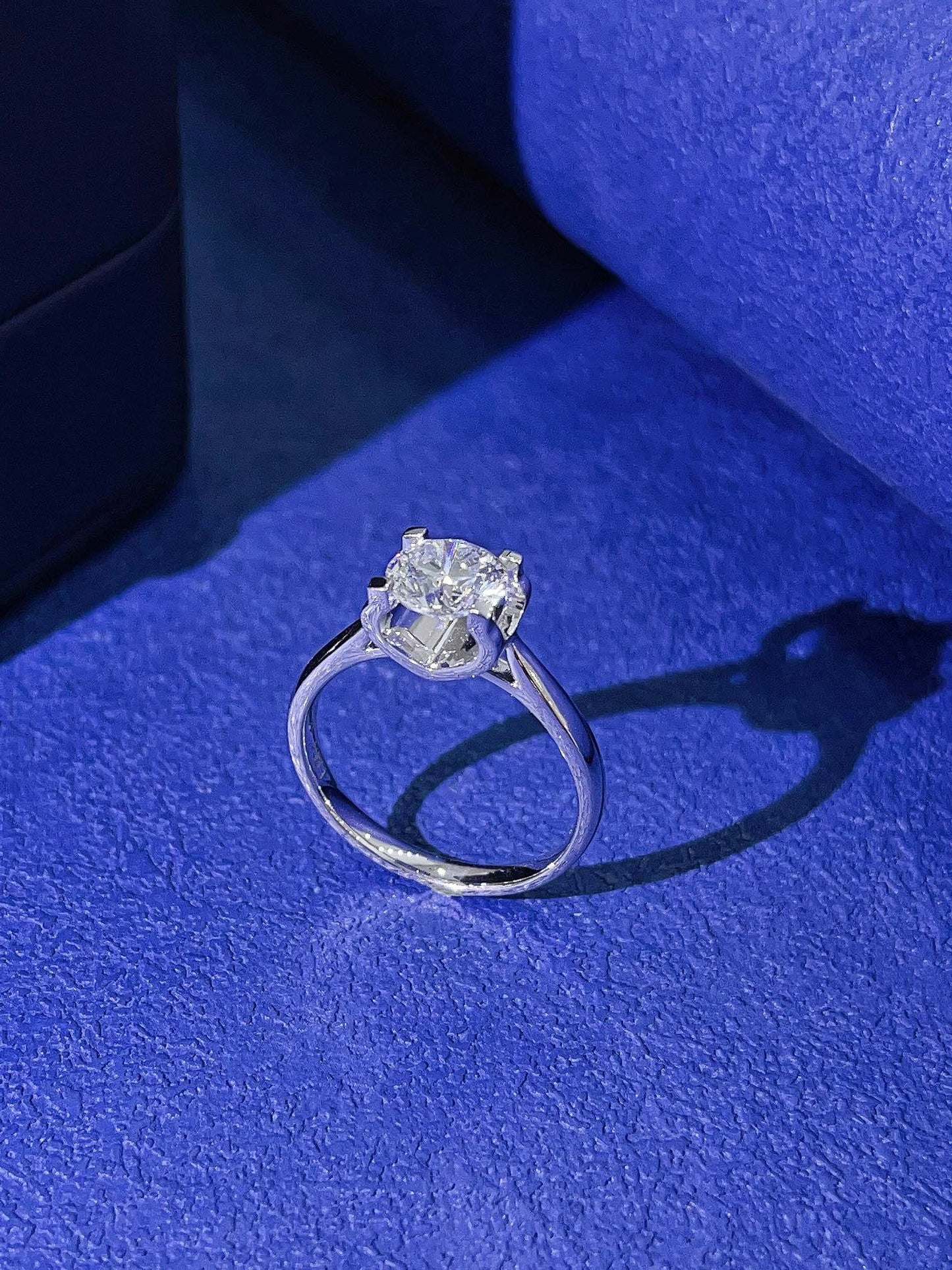 18 Karat vergoldeter, runder, im Labor gezüchteter Diamantring mit Stierkopf-Design
