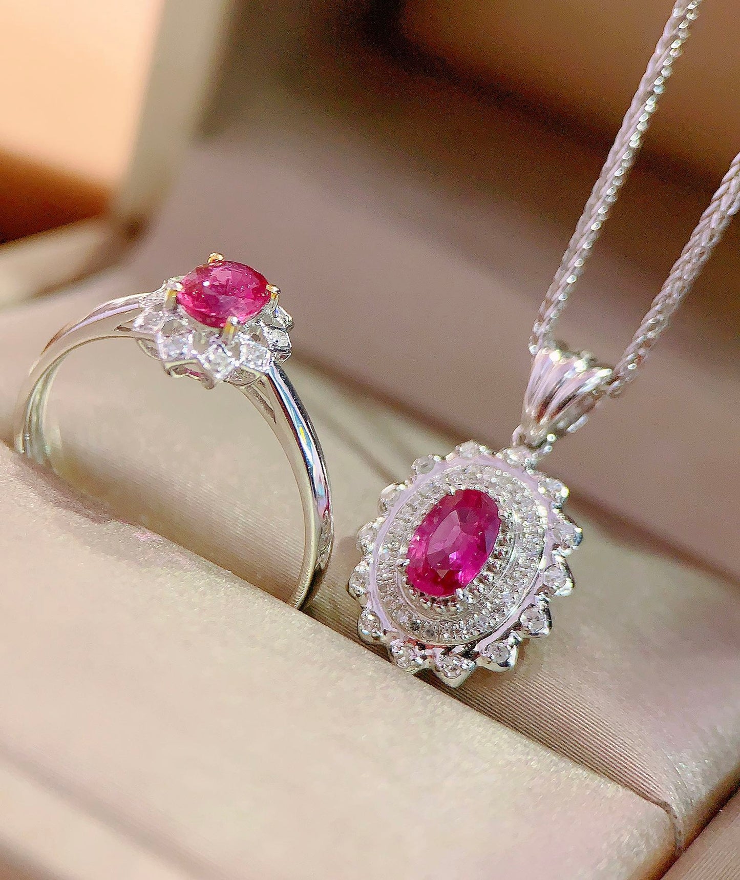 Exquisites 18-Karat-Gold-Rubin- und Diamant-Schmuckset (Kette nicht im Lieferumfang enthalten)
