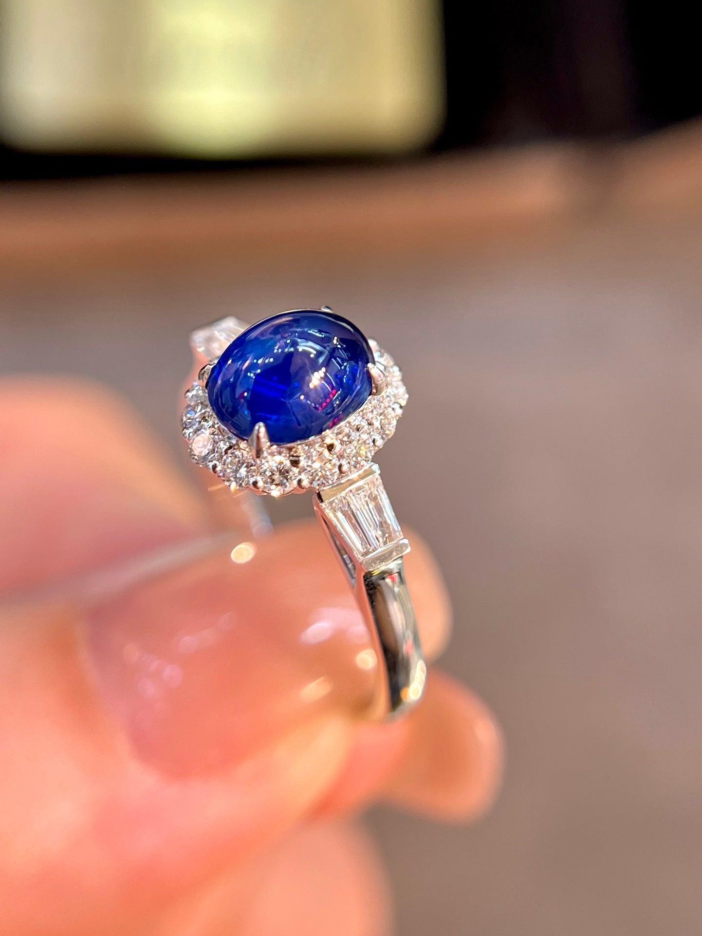 Klassischer Design-Ring aus 18-karätigem Gold mit königsblauem Saphir und Diamanten – Schmuck für alltägliche Eleganz