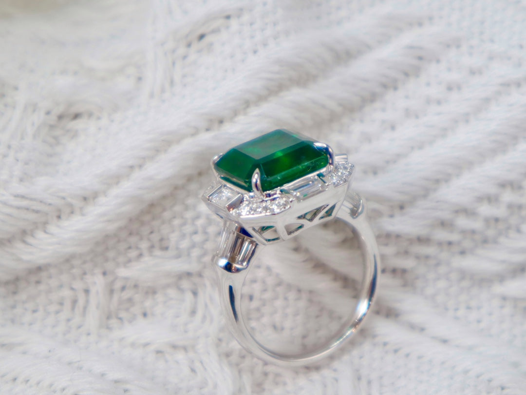 Emerald Ring - Luxurious Jewelry Piece with Exceptional Design