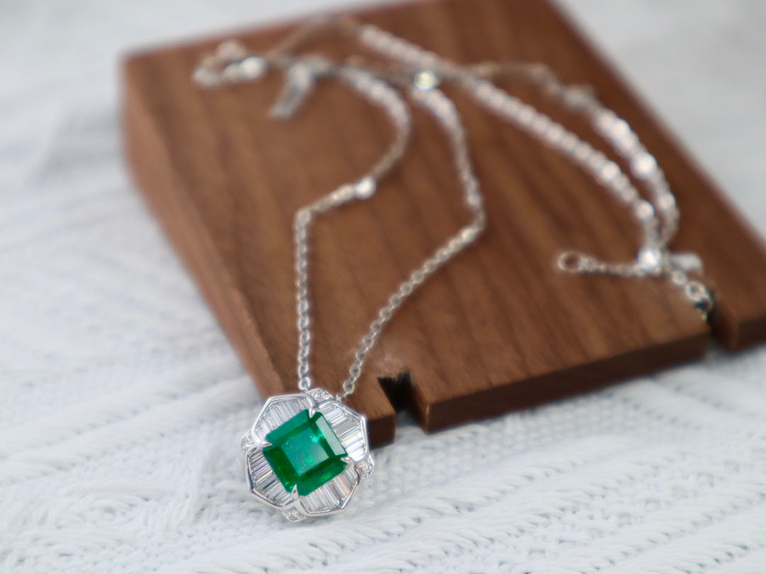 Collana con pendente di smeraldi: gioiello senza tempo