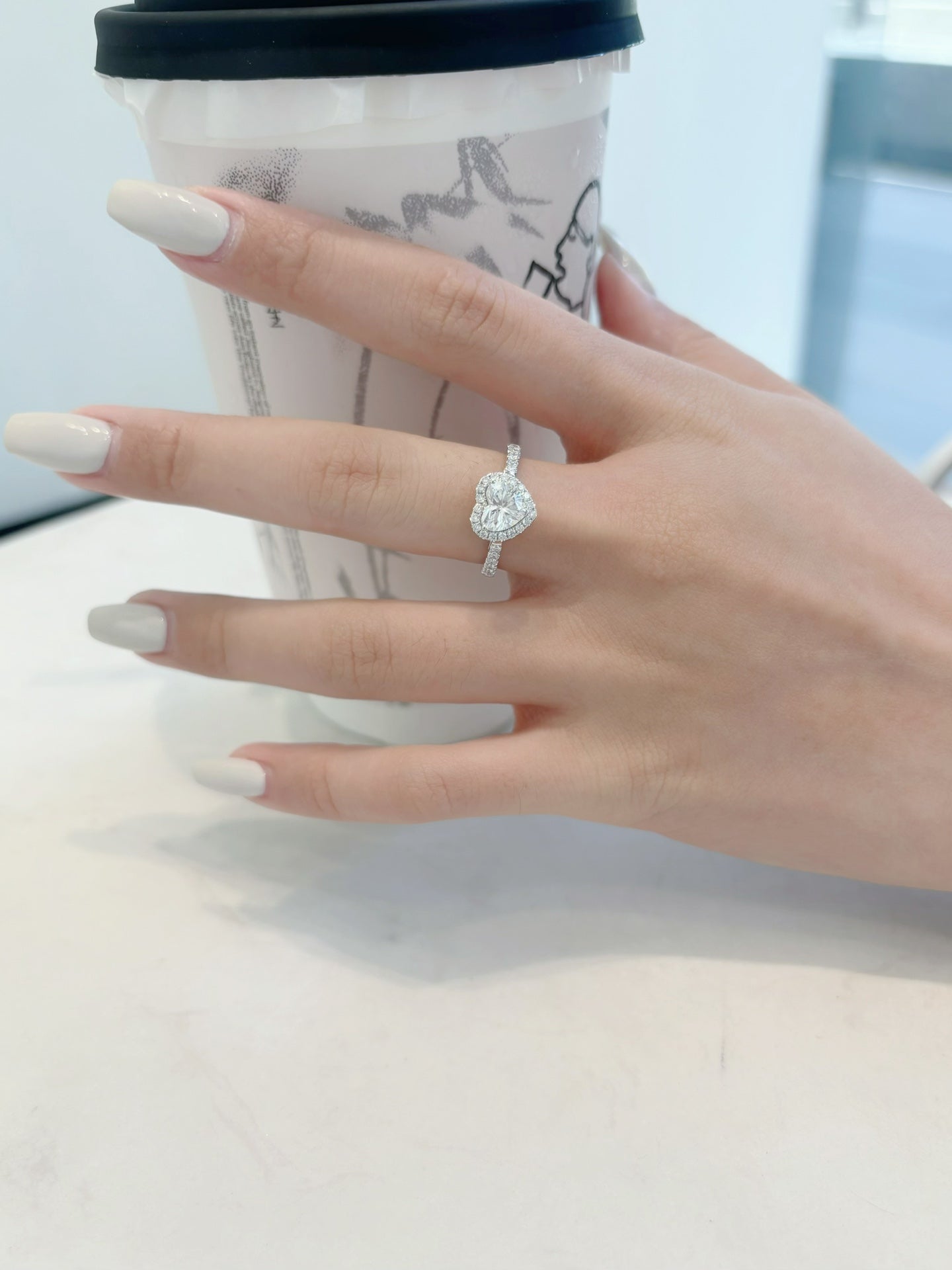 Gerader Armring aus 18-Karat-Pavé in Herzform mit Zuchtdiamant – Schmuckstück