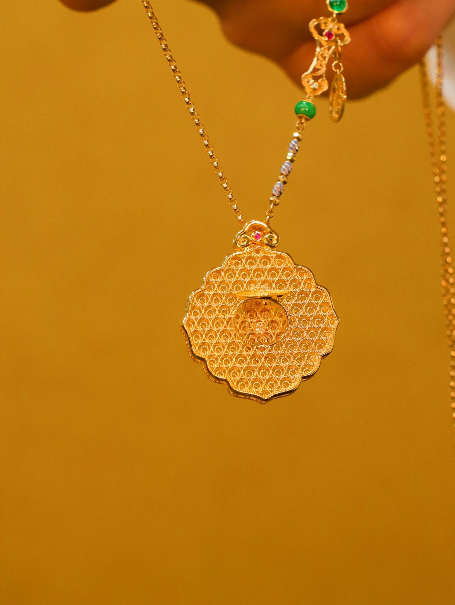 Colgante de filigrana Ruyi con piedra preciosa esmeralda: artesanía de joyería exquisita
