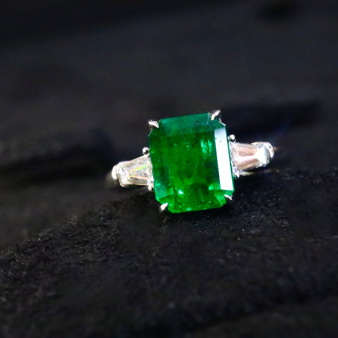 Exquisite Three-Stone Natural Emerald Ring - A Must-Have Jewelry