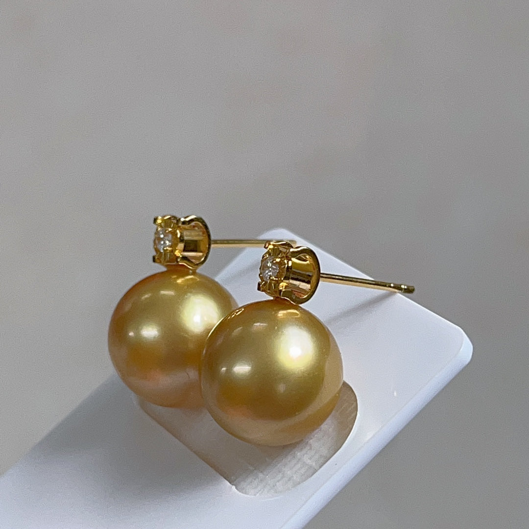 Lujosos Aretes de Perlas Doradas del Mar del Sur de 11-12 mm en Oro de 18 Quilates con Diamantes - Joyería Elegante