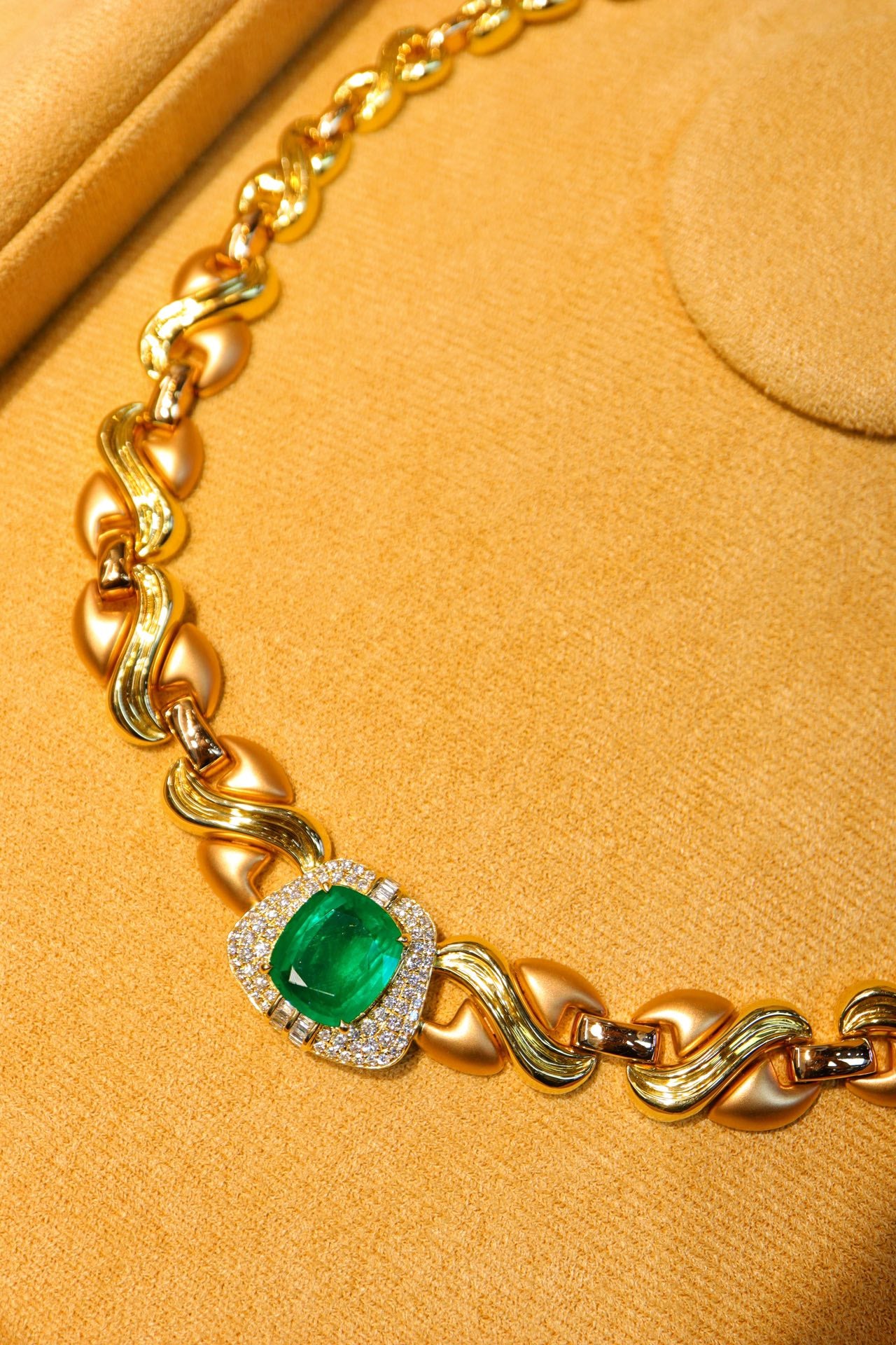 Smaragd-Schmuckset: Modernes Vintage-Design, Akzente aus 18-karätigem Gold und Diamanten