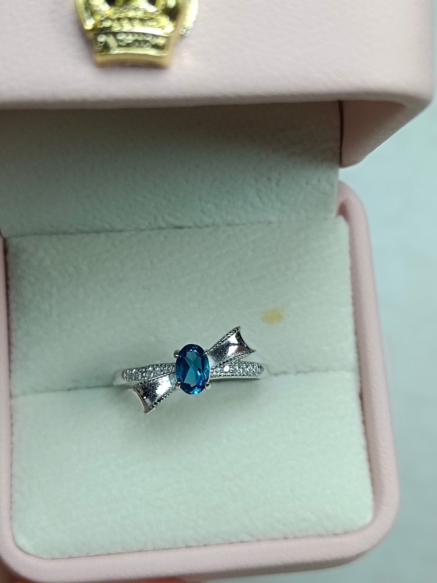 Anello con fiocco in topazio blu London: gioielli squisiti per ogni occasione