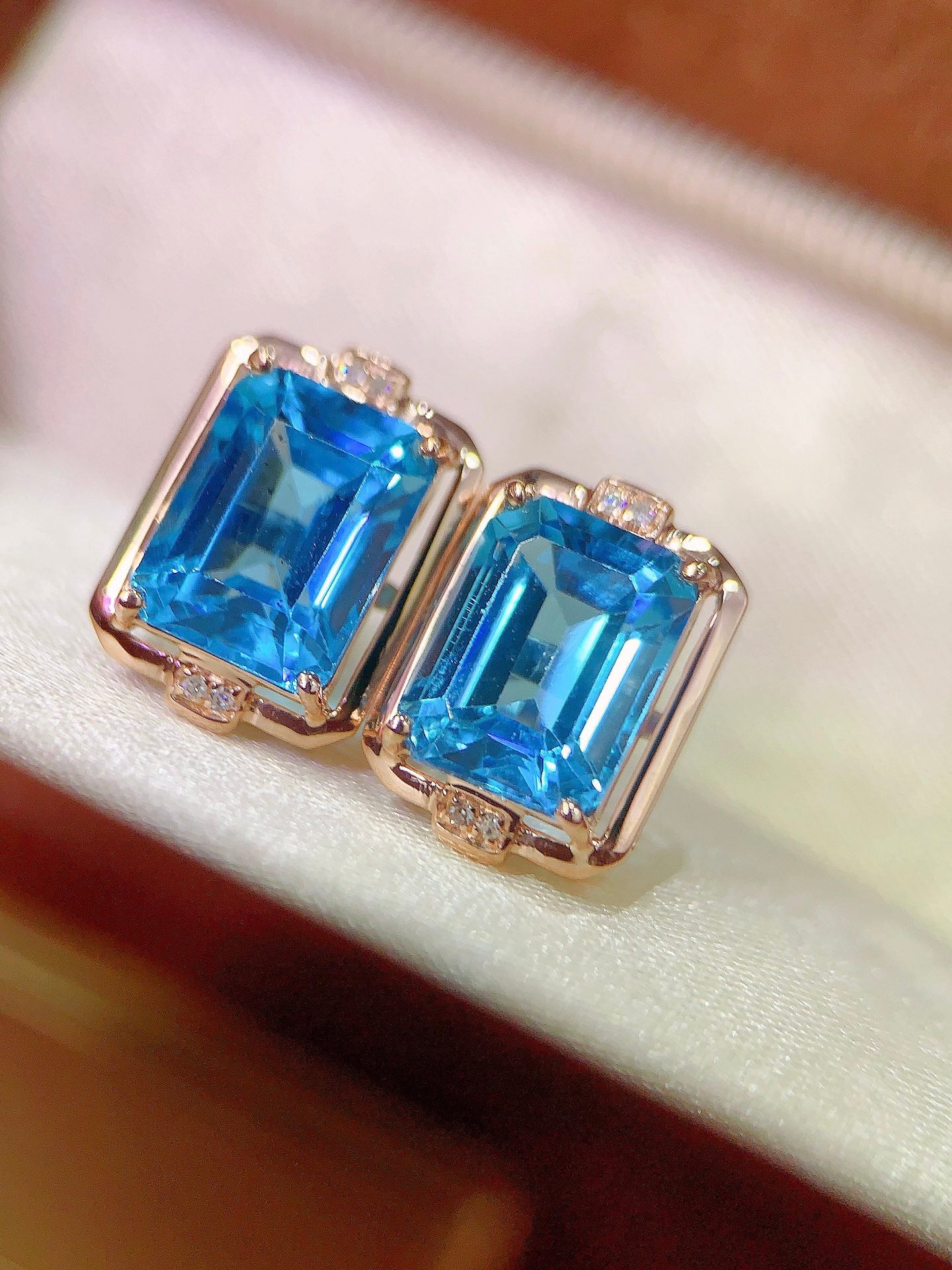 Uusi tulokas: Topaz-korvakorut Oceanic Tranquilityilla