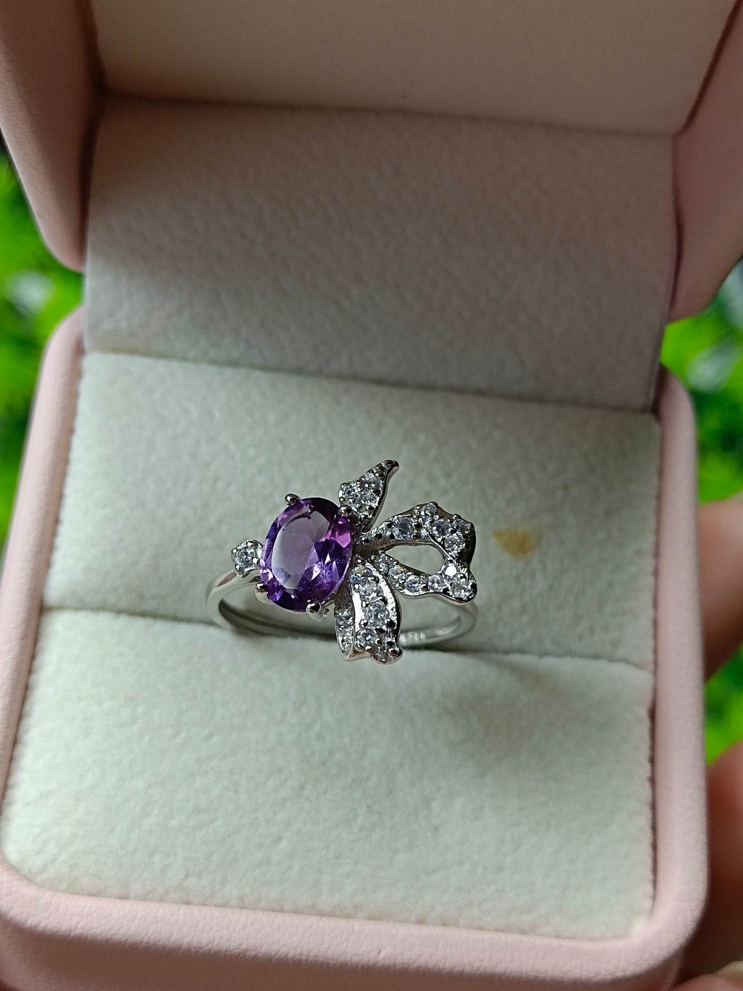 Anello con ametista naturale: gioielli squisiti per dita eleganti