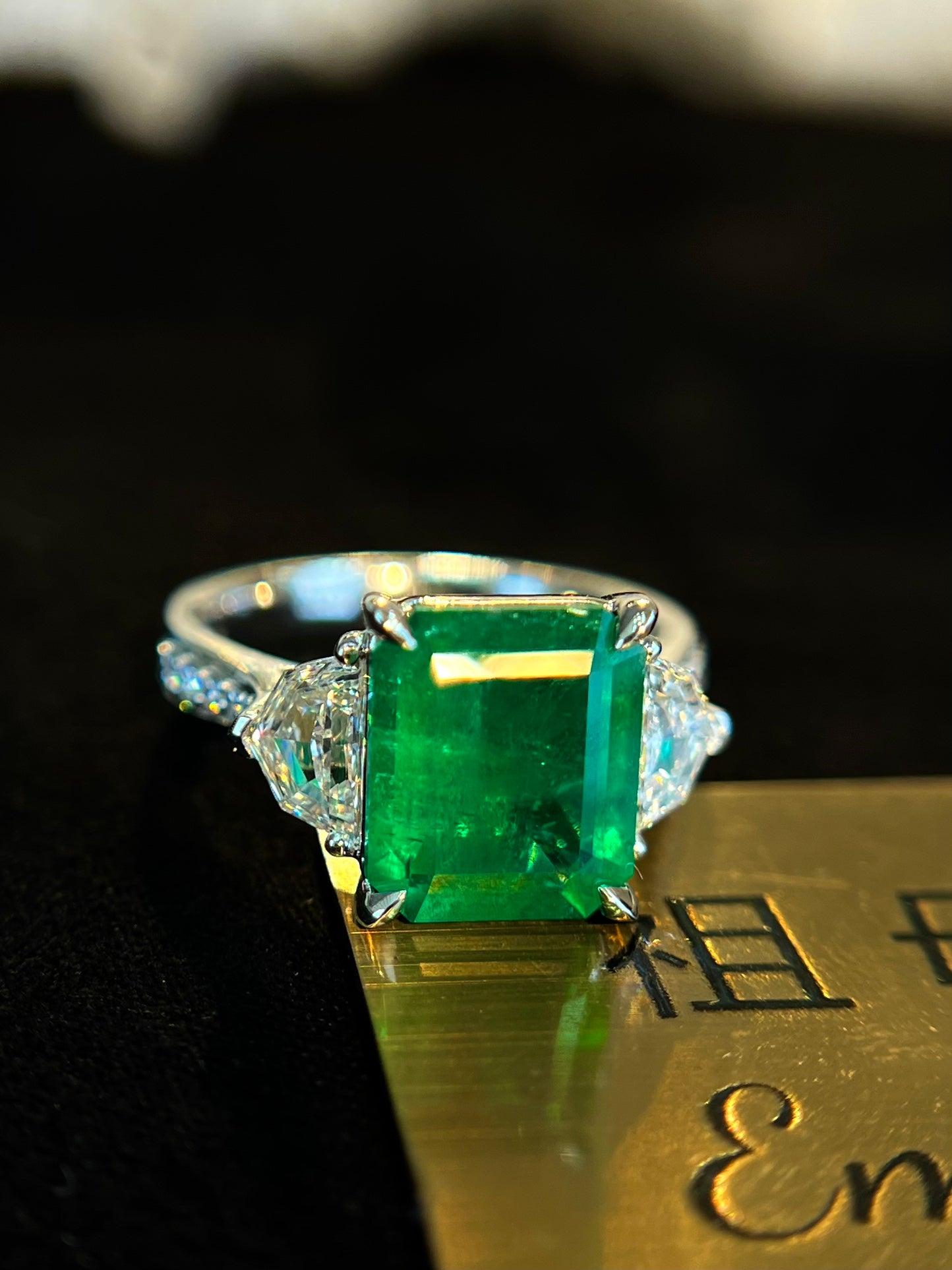 Elegant Three-Stone Jewelry: 18k Gold Embedded with Verdant Emerald and Diamonds