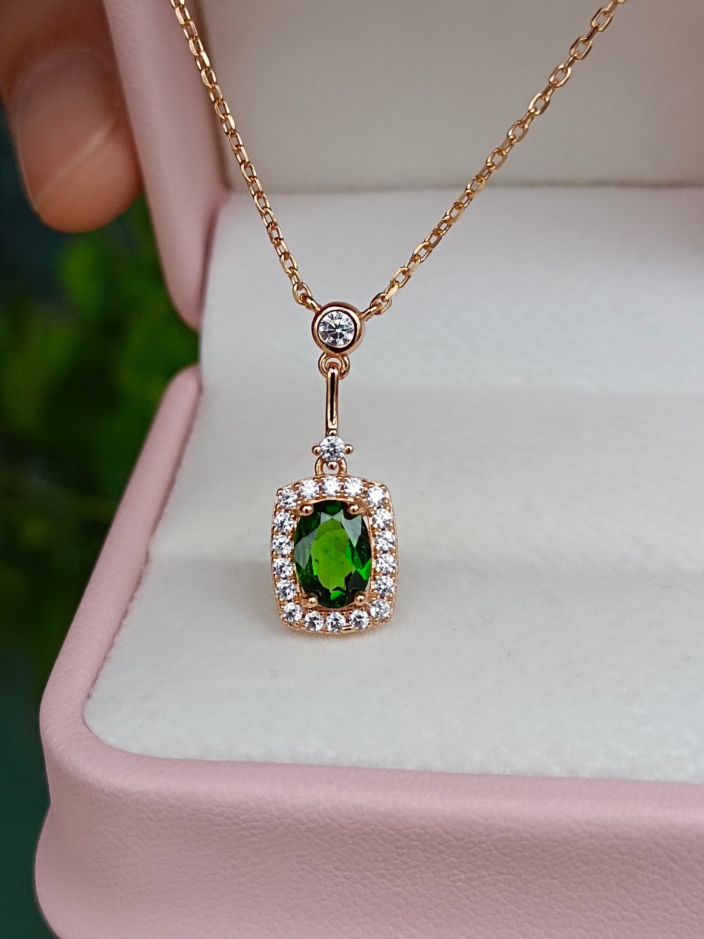 Collana con diopside naturale: un simbolo di speranza, salute e longevità nei gioielli