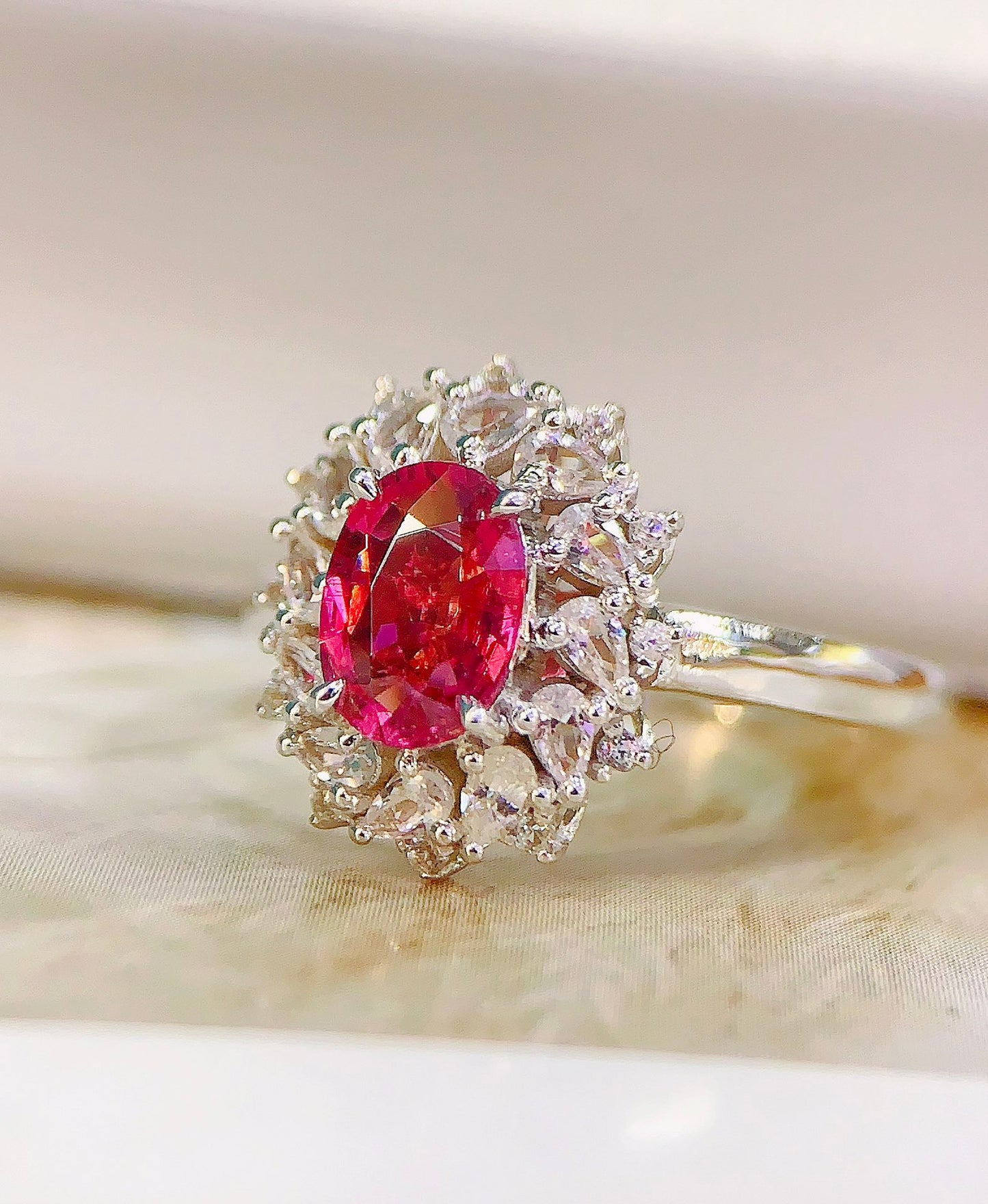 Cincin Turmalin Emas 18K dan Dua Warna - Perhiasan Elegan