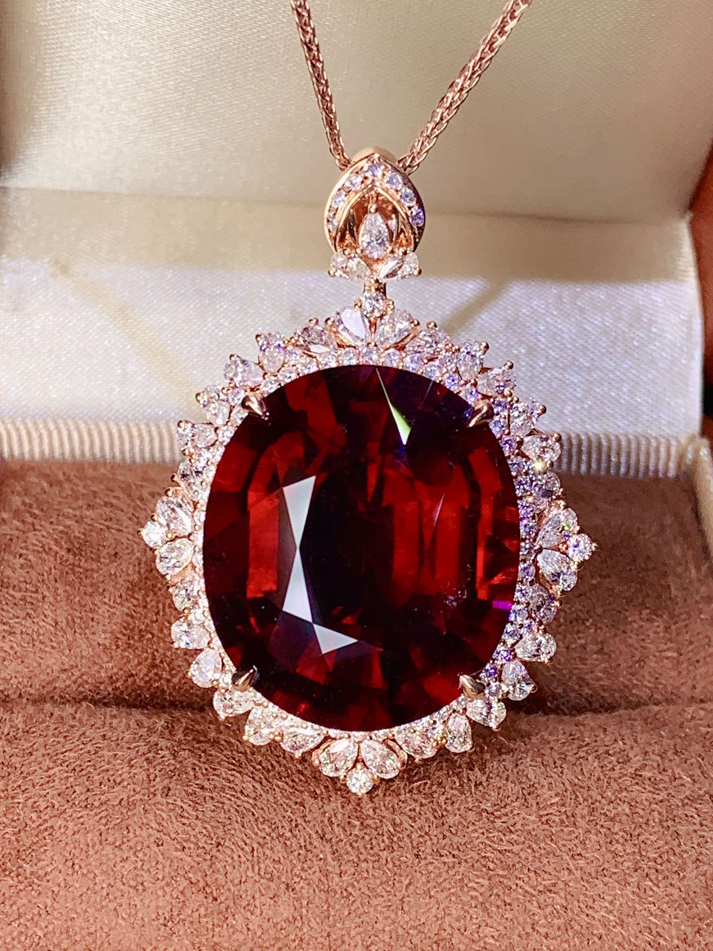Exquisita joyería coleccionable: colgante de bixita de gran quilate de primera calidad