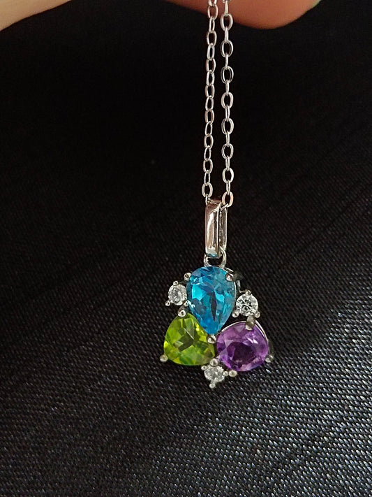 Olśniewający pierścionek z trójkolorowym kamieniem szlachetnym — obowiązkowy element biżuterii