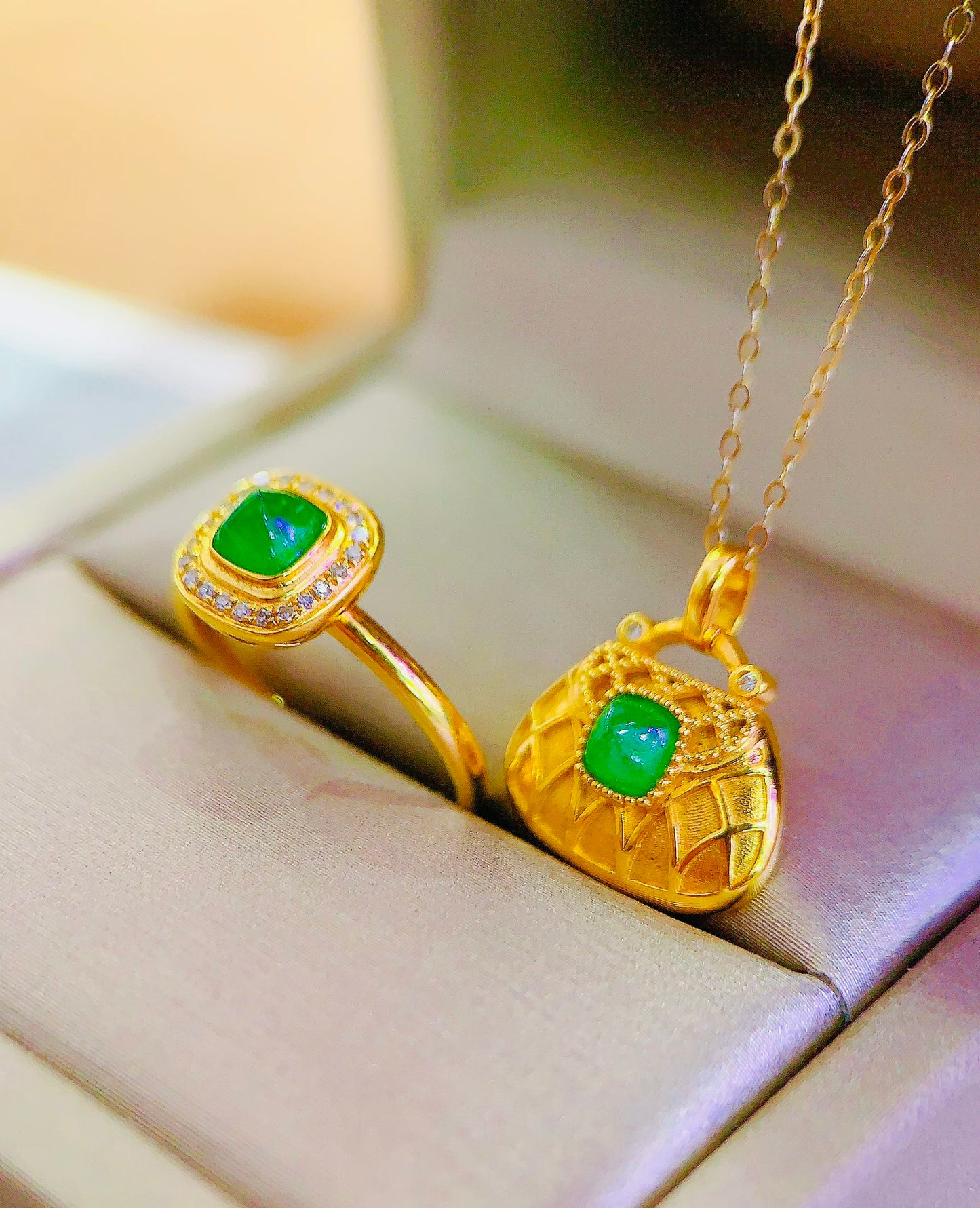Exklusives Double 11-Schmuckset: 18 Karat Gold mit diamantbesetztem Smaragdring und Anhänger