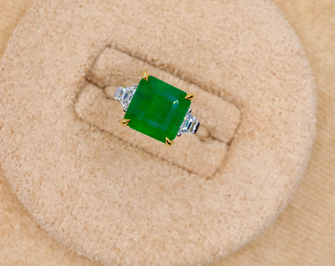 Elegant naturlig smaragdring i tre stenar - fina smycken