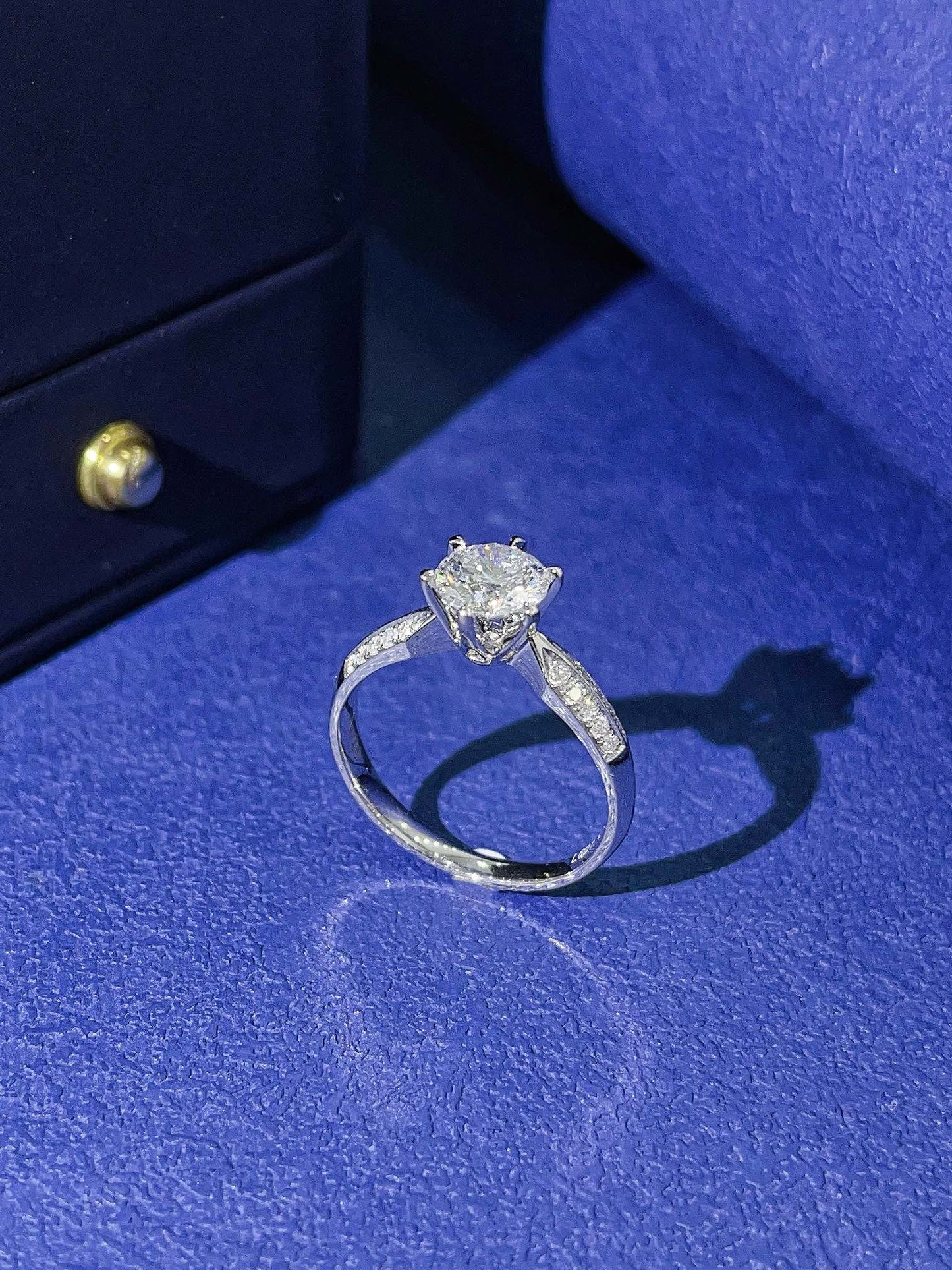 Ring aus 18 Karat kultiviertem rundem Diamant mit sechs Zinken – Premium-Schmuck