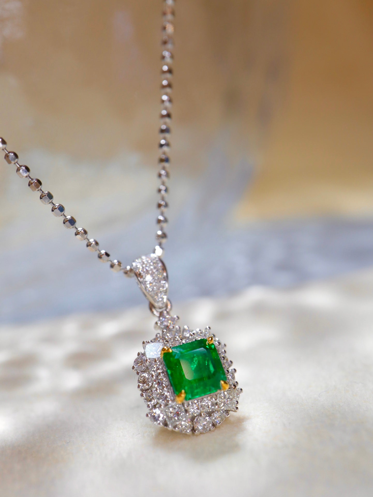 Colgante de esmeralda Panjshir: una pieza de joyería fina versátil
