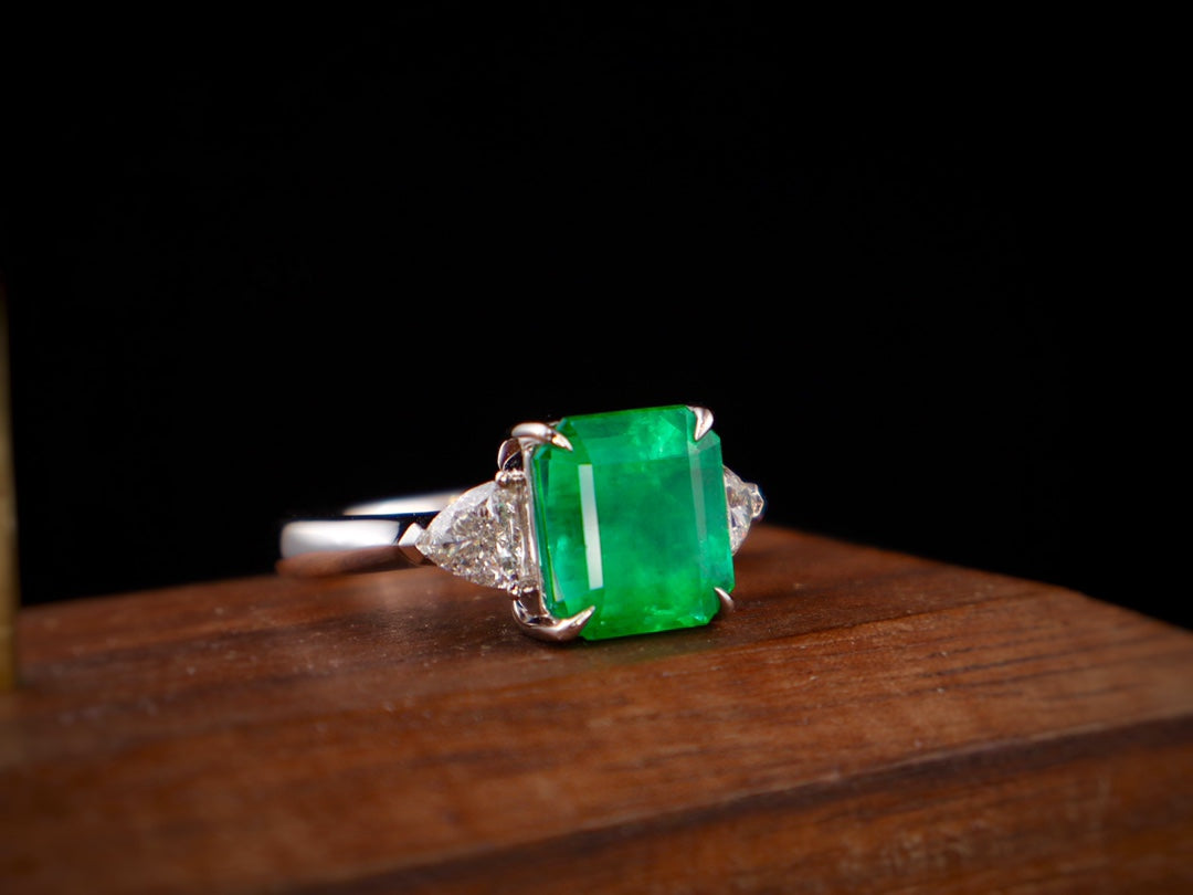 Anello con smeraldo - Gioiello della trilogia classica verde vivido da 3,79 ct