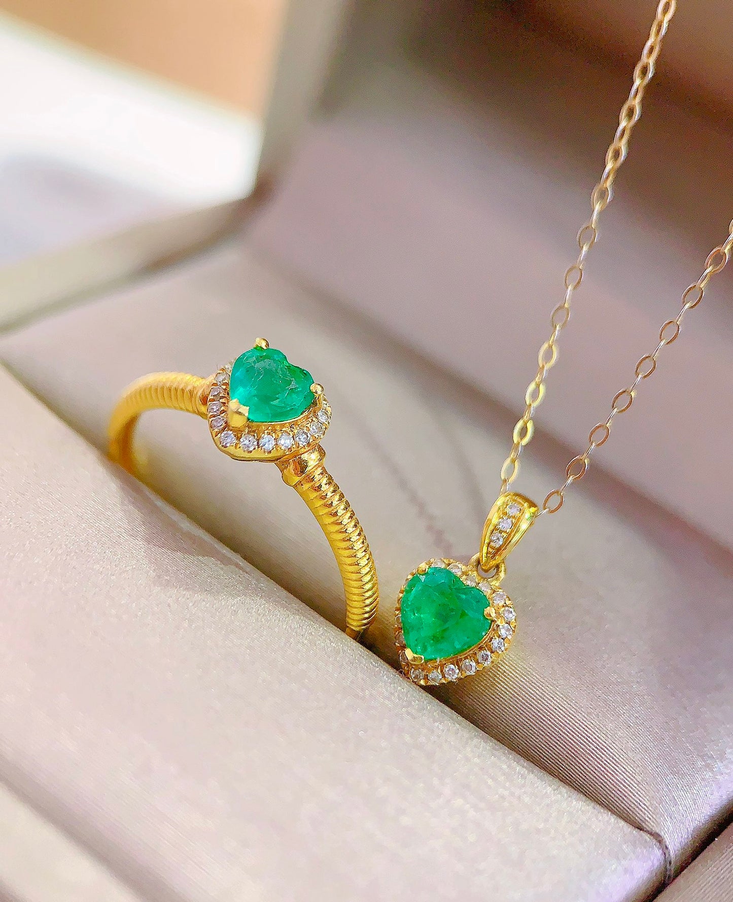 Exklusives Double 11-Schmuckset: 18 Karat Gold mit diamantbesetztem Smaragdring und Anhänger