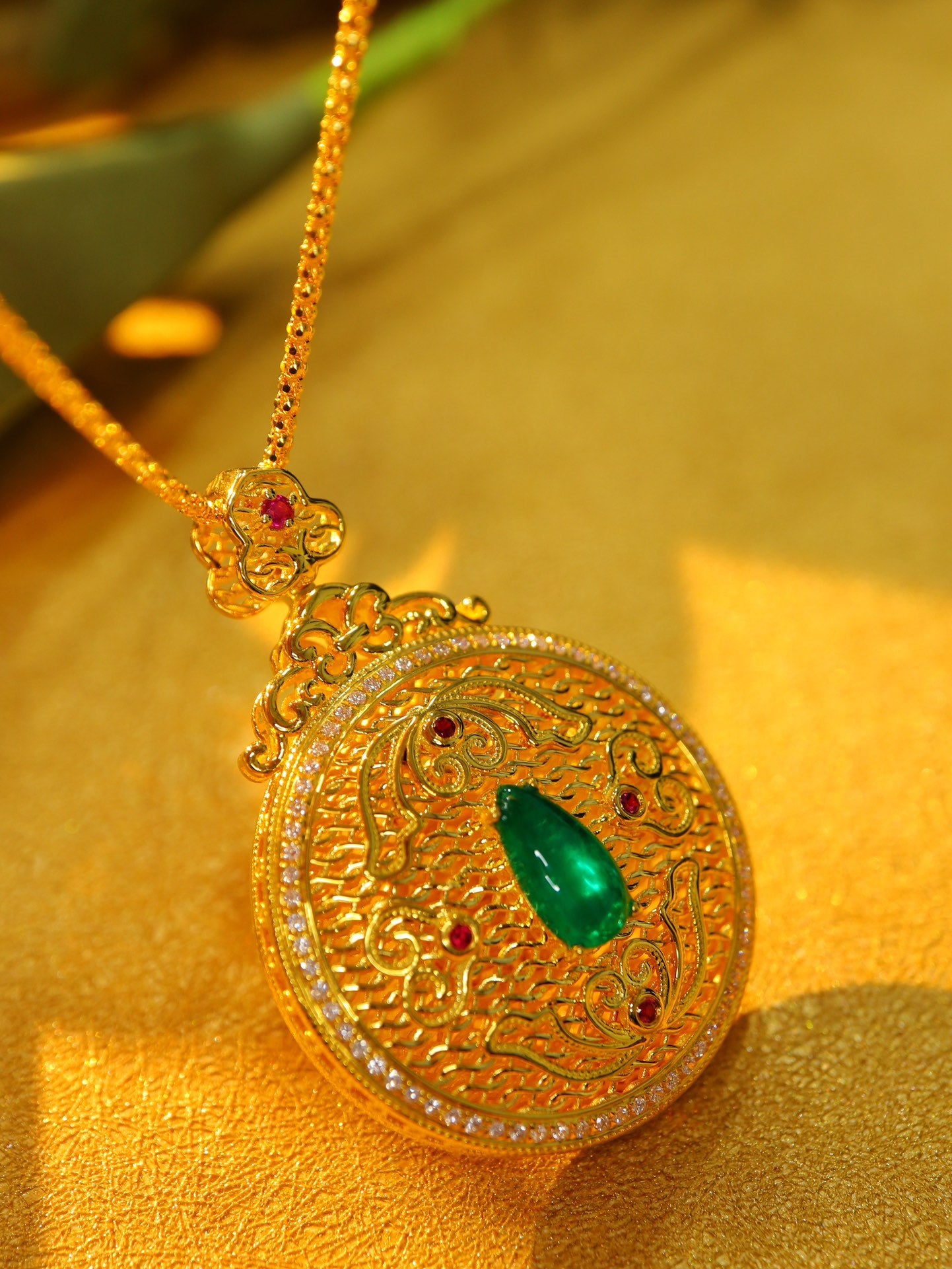 Emerald Pendant Jewelry: Ancient Gold Craftsmanship with Diamond Accent